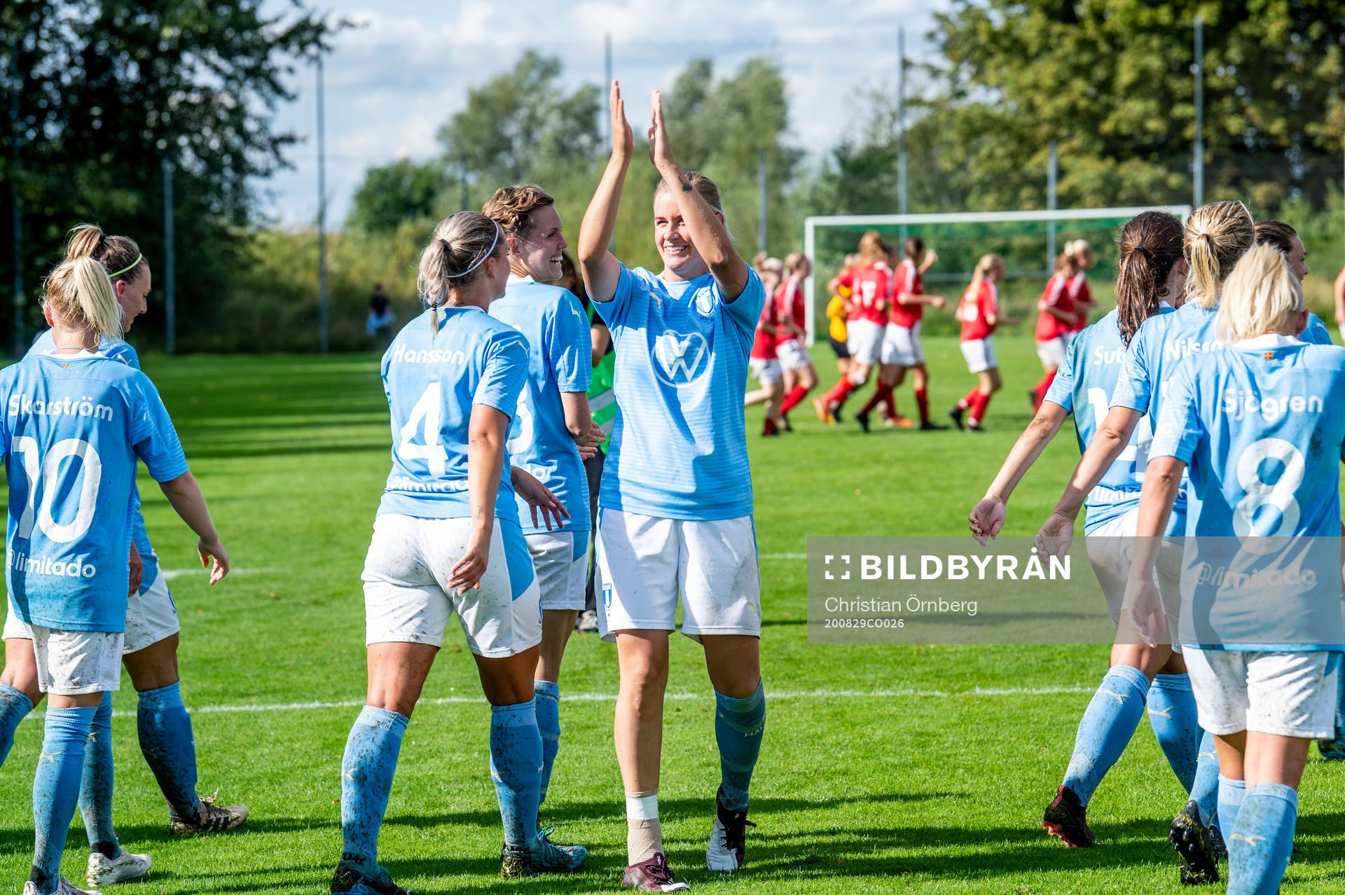 Malmö FFs Emelie Erlandsson jublar med lagkamraterna efter vinsten i fotbollsmatchen i Division 4 Sydvästra Skåne mellan Klågerup och Malmö FF den 29 augusti 2020 i Klågerup.