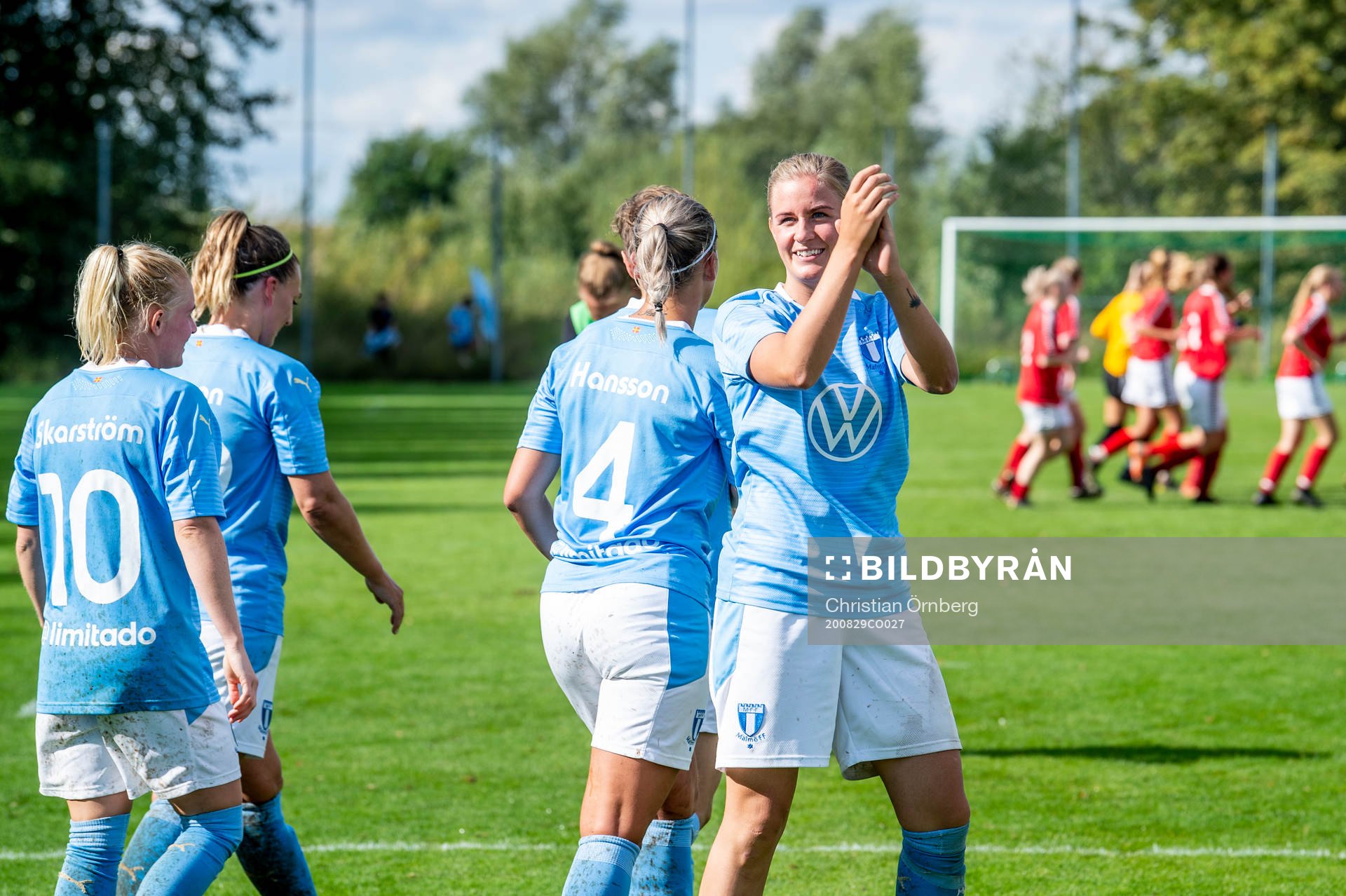 Malmö FFs Emelie Erlandsson jublar med lagkamraterna efter vinsten i fotbollsmatchen i Division 4 Sydvästra Skåne mellan Klågerup och Malmö FF den 29 augusti 2020 i Klågerup.