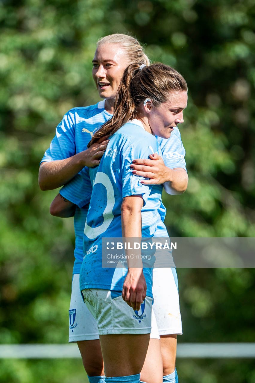 Malmö FFs Madeleine Hejde och Saga Fredriksson jublar efter mål under fotbollsmatchen i Division 4 Sydvästra Skåne mellan Klågerup och Malmö FF den 29 augusti 2020 i Klågerup.