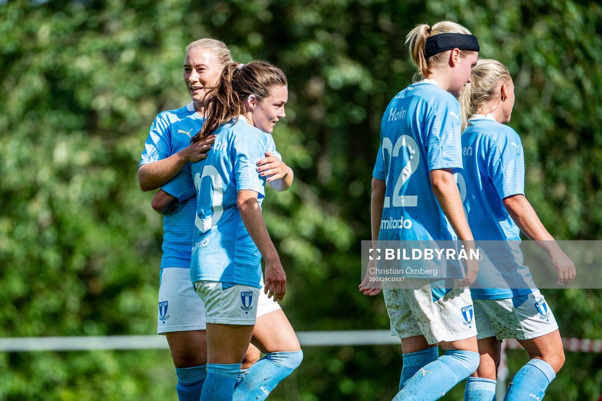 Malmö FFs Madeleine Hejde och Saga Fredriksson  jublar med