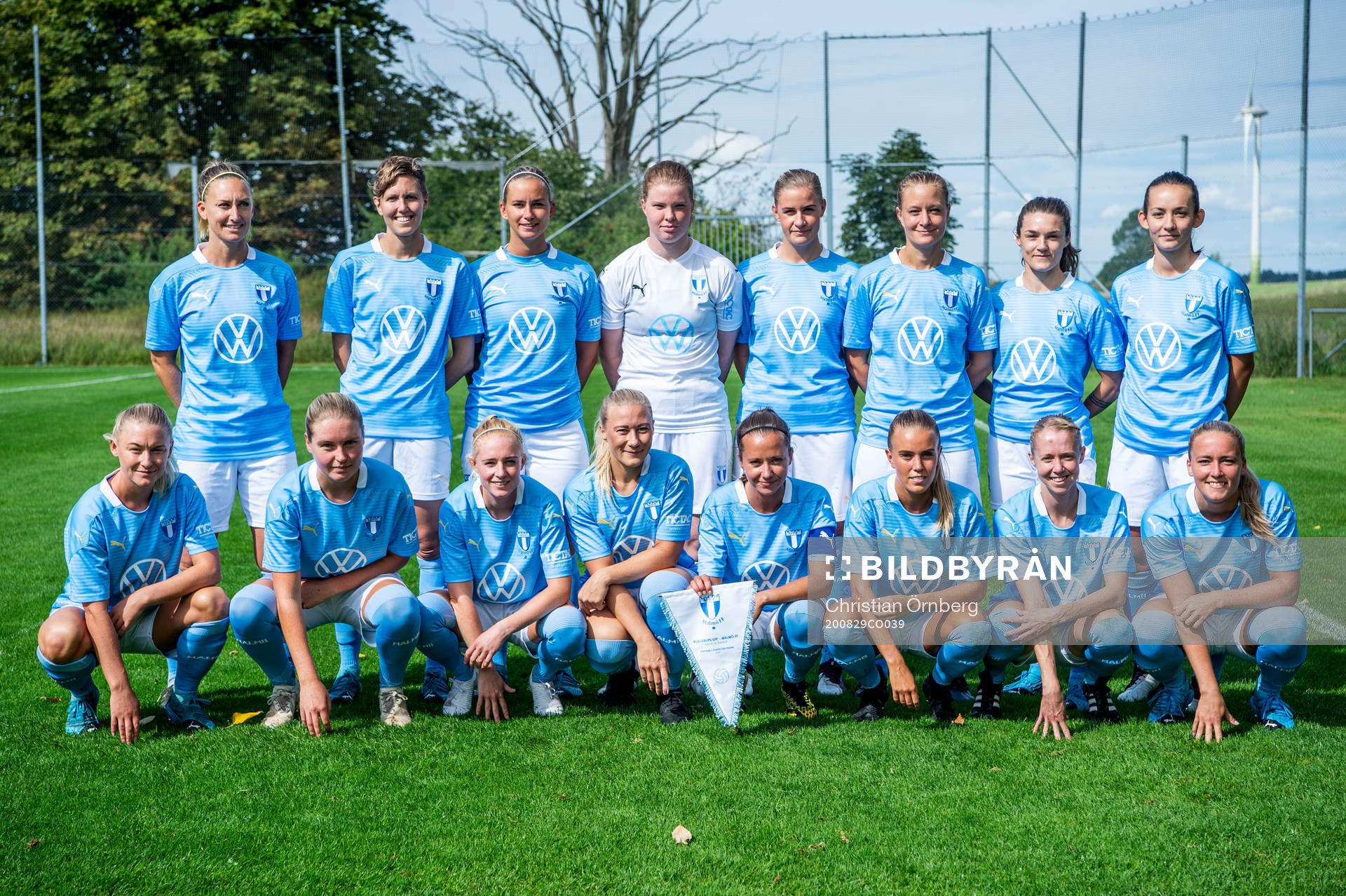 Malmö FFs spelare ställer upp på en lagbild, övre raden från vänster: Josefine Carlsson, Anna Hellsten, Ida Hansson, Emma Svensson, Emelie Erlandsson, Annelie Nilsson, Saga Fredriksson, Martina Sutalo, undre raden från vänster: Josefine Carlsson, Anna Hellsten, Ida Hansson, Emma Svensson, Emelie Erlandsson, Annelie Nilsson, Saga Fredriksson, Martina Sutalo innan fotbollsmatchen i Division 4 Sydvästra Skåne mellan Klågerup och Malmö FF den 29 augusti 2020 i Klågerup.