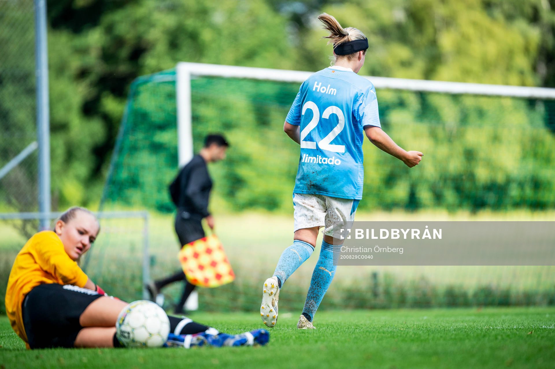 Malmö FFs Rebecka Holm jublar efter att Klågerups Tova Olsson släppt in bollen under fotbollsmatchen i Division 4 Sydvästra Skåne mellan Klågerup och Malmö FF den 29 augusti 2020 i Klågerup.