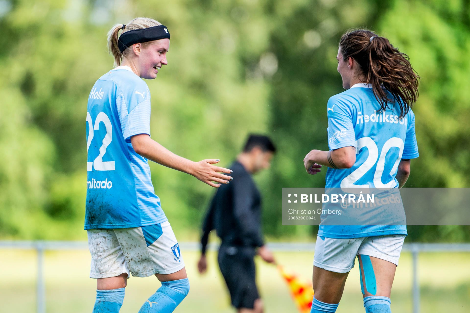 Malmö FFs Rebecka Holm och Saga Fredriksson jublar