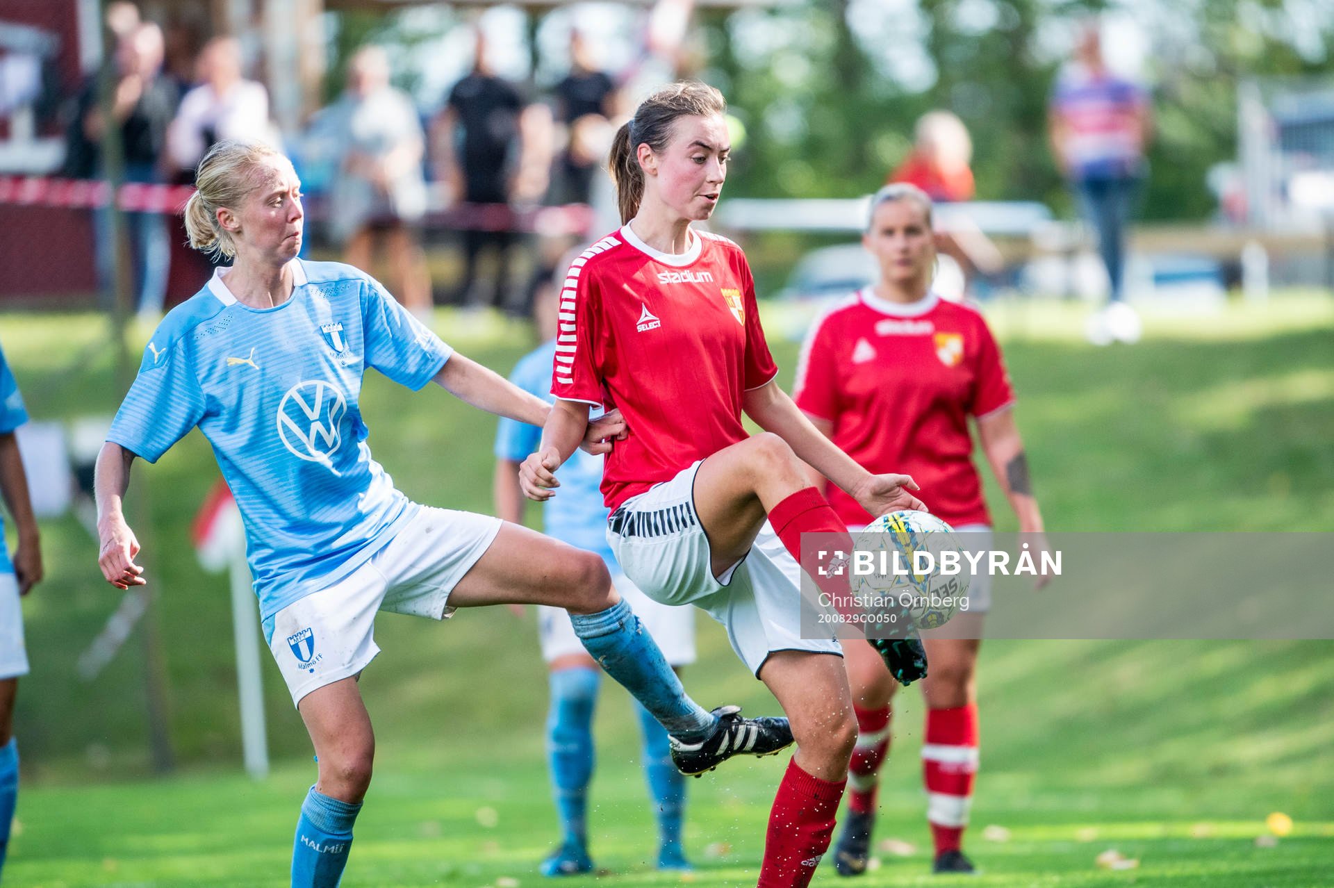 Malmö FFs Stina Stadig mot Klågerups Sofia Lindgren