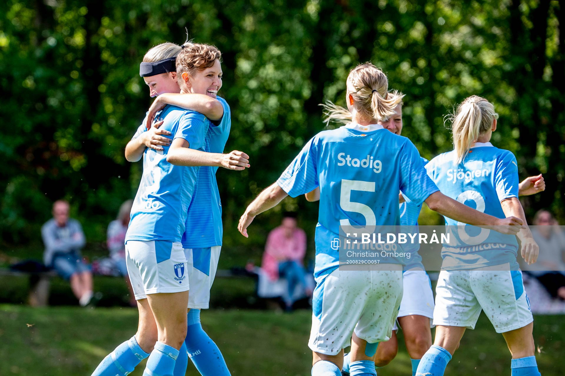 Malmö FFs Rebecka Holm kramar om Anna Hellsten efter mål under fotbollsmatchen i Division 4 Sydvästra Skåne mellan Klågerup och Malmö FF den 29 augusti 2020 i Klågerup.