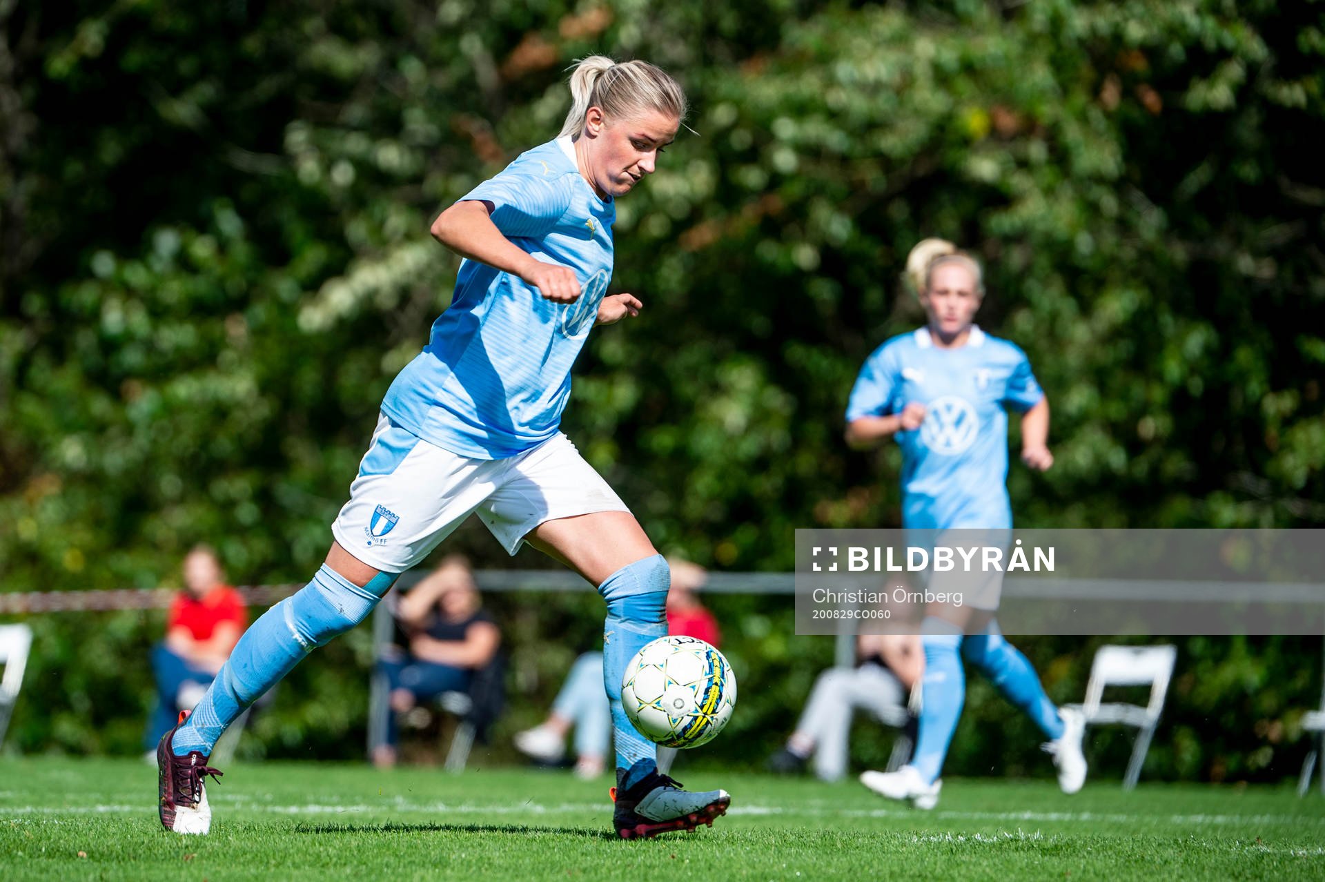 Malmö FFs Emelie Erlandsson på väg att sätta bollen i mål under fotbollsmatchen i Division 4 Sydvästra Skåne mellan Klågerup och Malmö FF den 29 augusti 2020 i Klågerup.