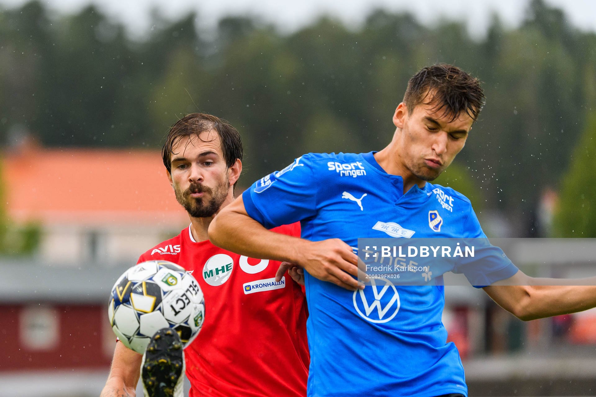 Degerfors Sebastian Olsson och Halmstads Viktor Ljung under fotbollsmatchen i Superettan mellan Degerfors och Halmstad den 29 augusti 2020 i Degerfors.