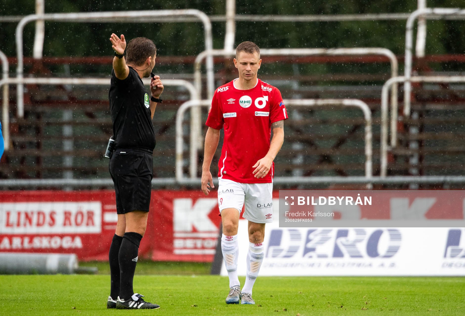 Domare Joakim Östling och Degerfors Johan Bertilsson