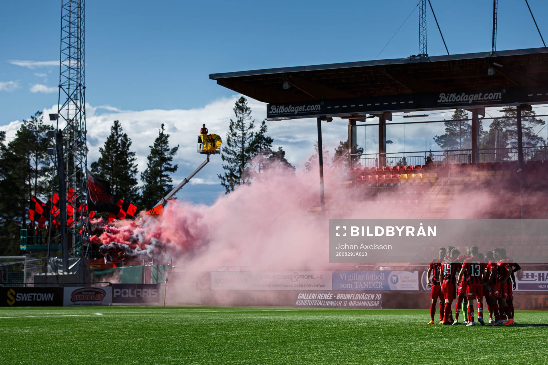 Supportrar med pyroteknik utanför arenan