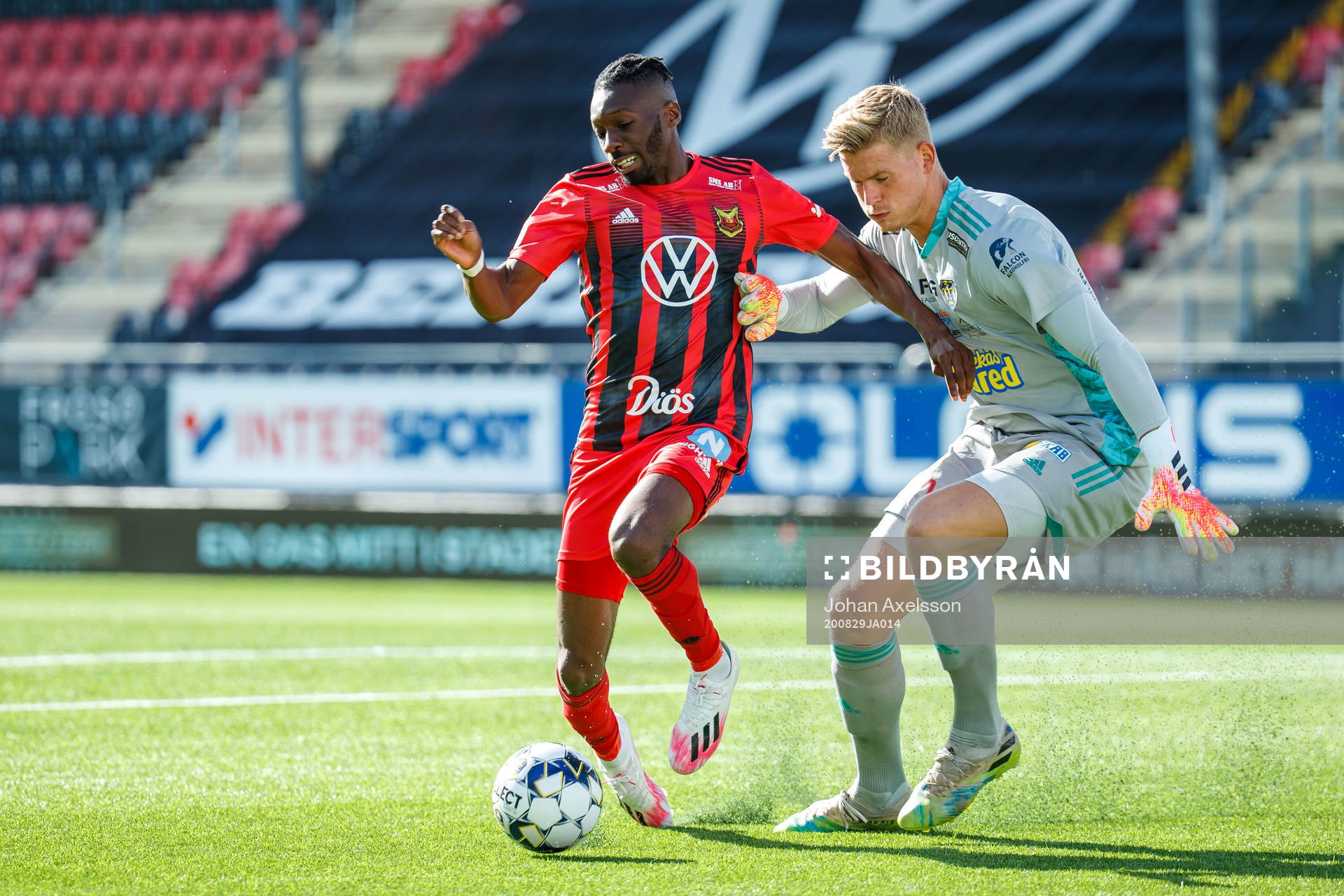 Östersunds Blair Turgott och Falkenbergs målvakt Johan