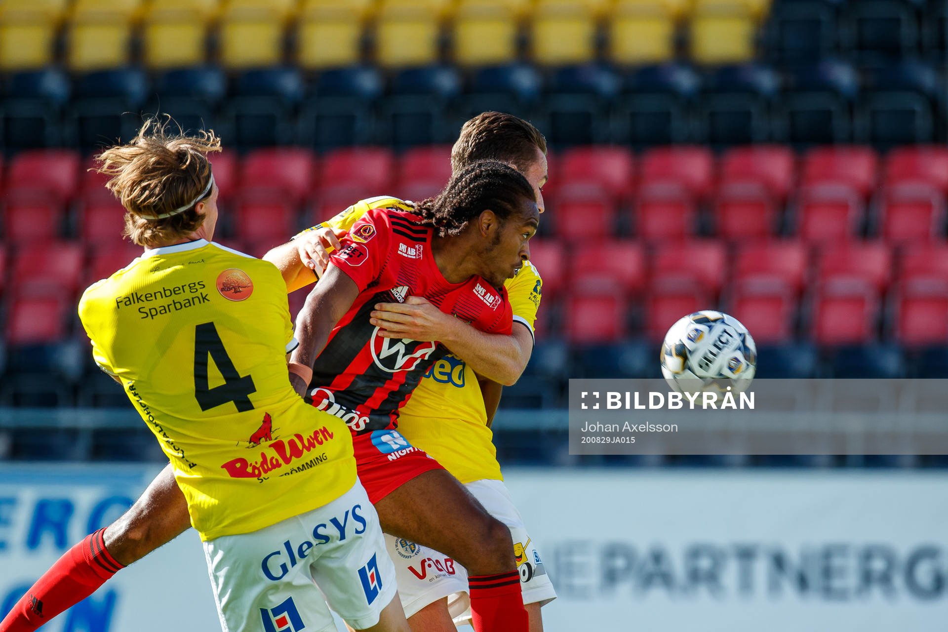 Östersunds Francis Jon-Baptiste mot Carl Johansson och Sander van Looy under fotbollsmatchen i Allsvenskan mellan Östersund och Falkenberg den 29 augusti 2020 i Östersund.