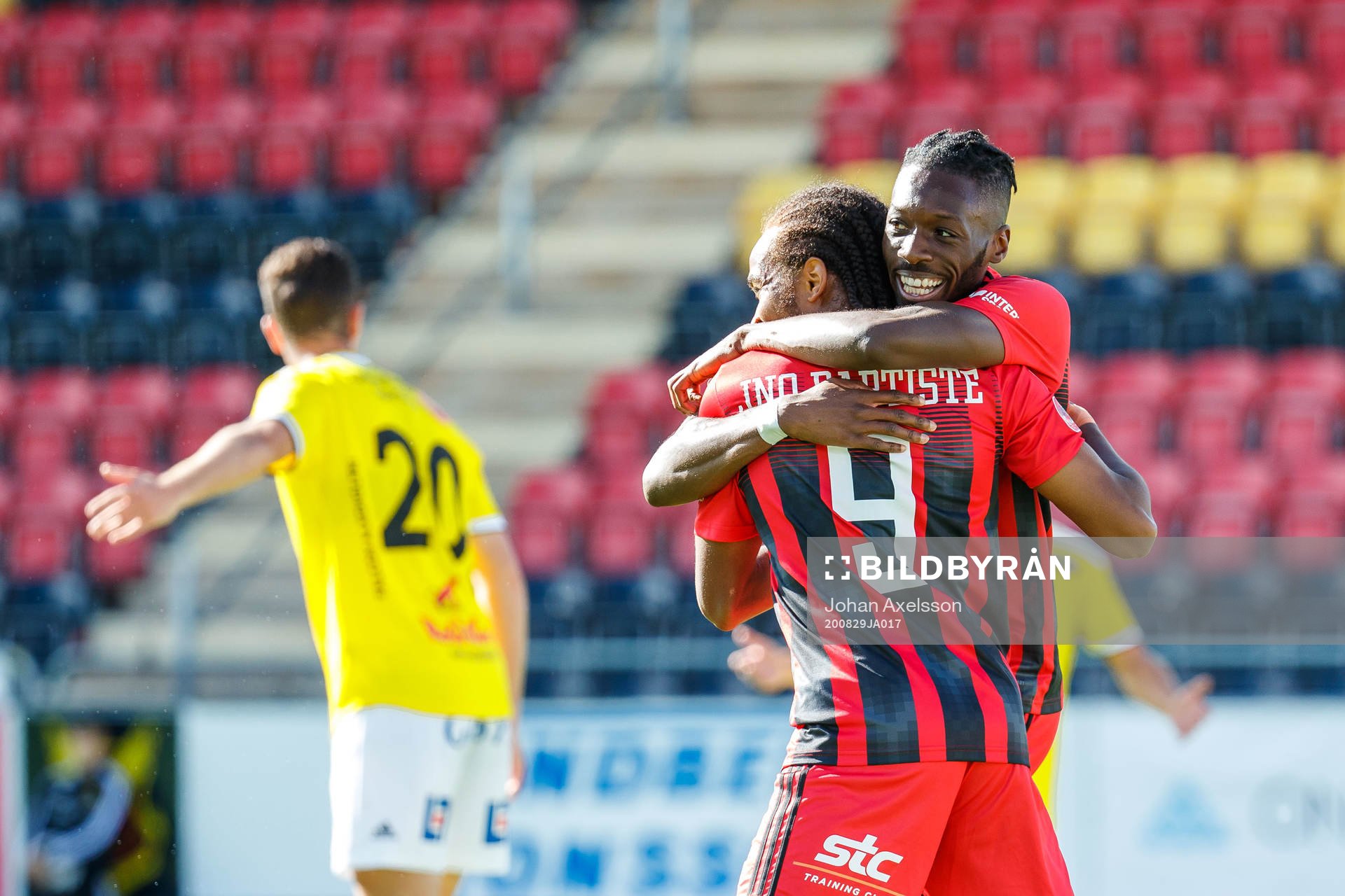 Östersunds Francis Jon-Baptiste och Blair Turgott jublar efter 1-0 under fotbollsmatchen i Allsvenskan mellan Östersund och Falkenberg den 29 augusti 2020 i Östersund.