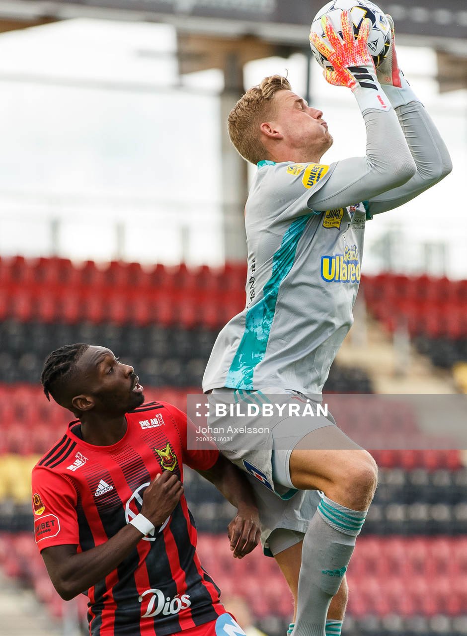Falkenbergs målvakt Johan Brattberg och Östersunds Blair