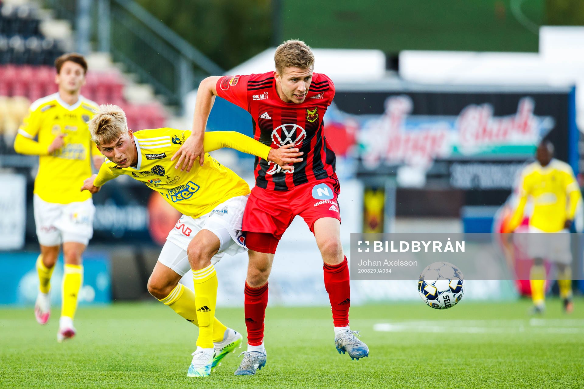 Falkenbergs Gabriel Johansson och Östersunds Ludvig Fritzson under fotbollsmatchen i Allsvenskan mellan Östersund och Falkenberg den 29 augusti 2020 i Östersund.