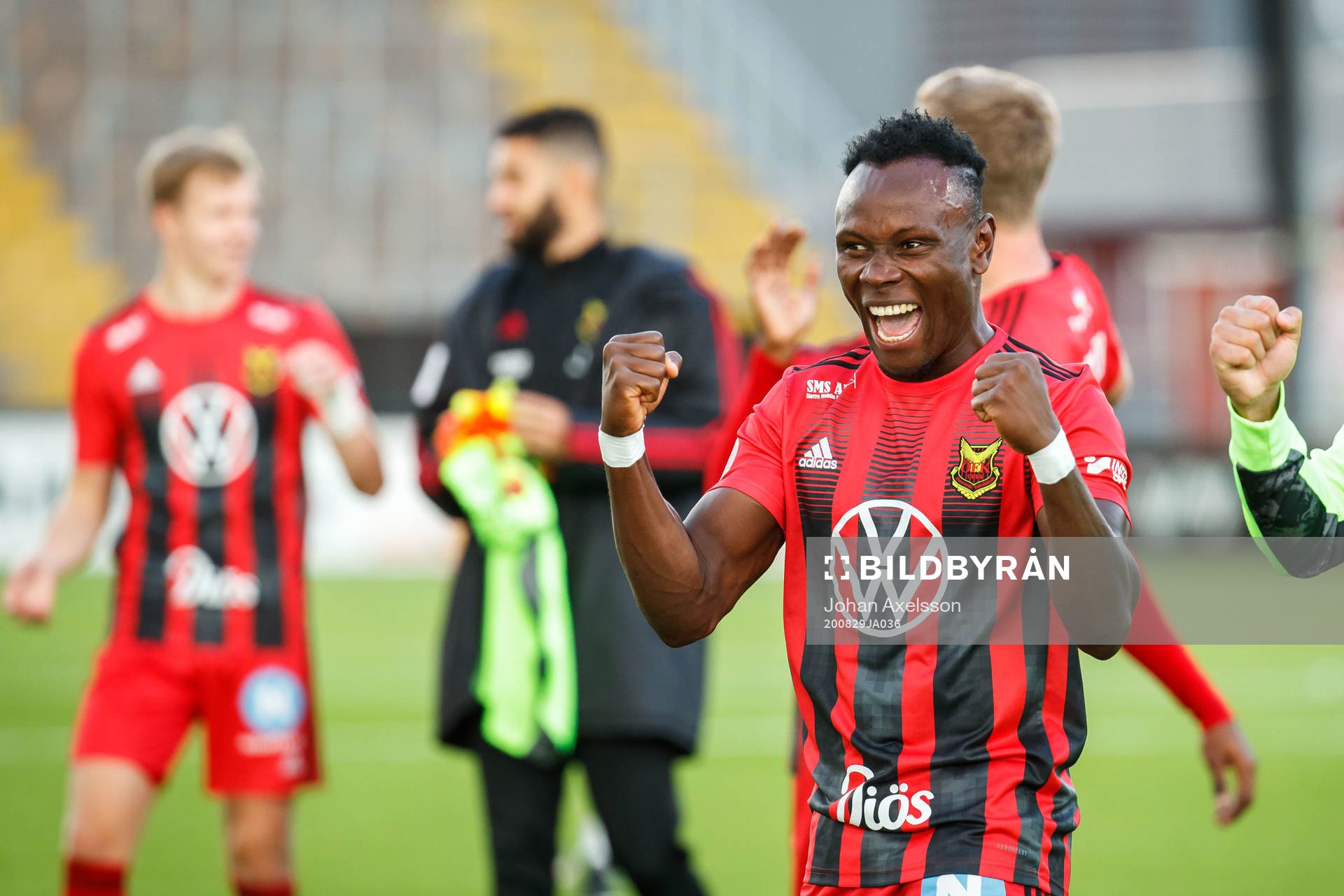 Östersunds Sam Mensiro jublar