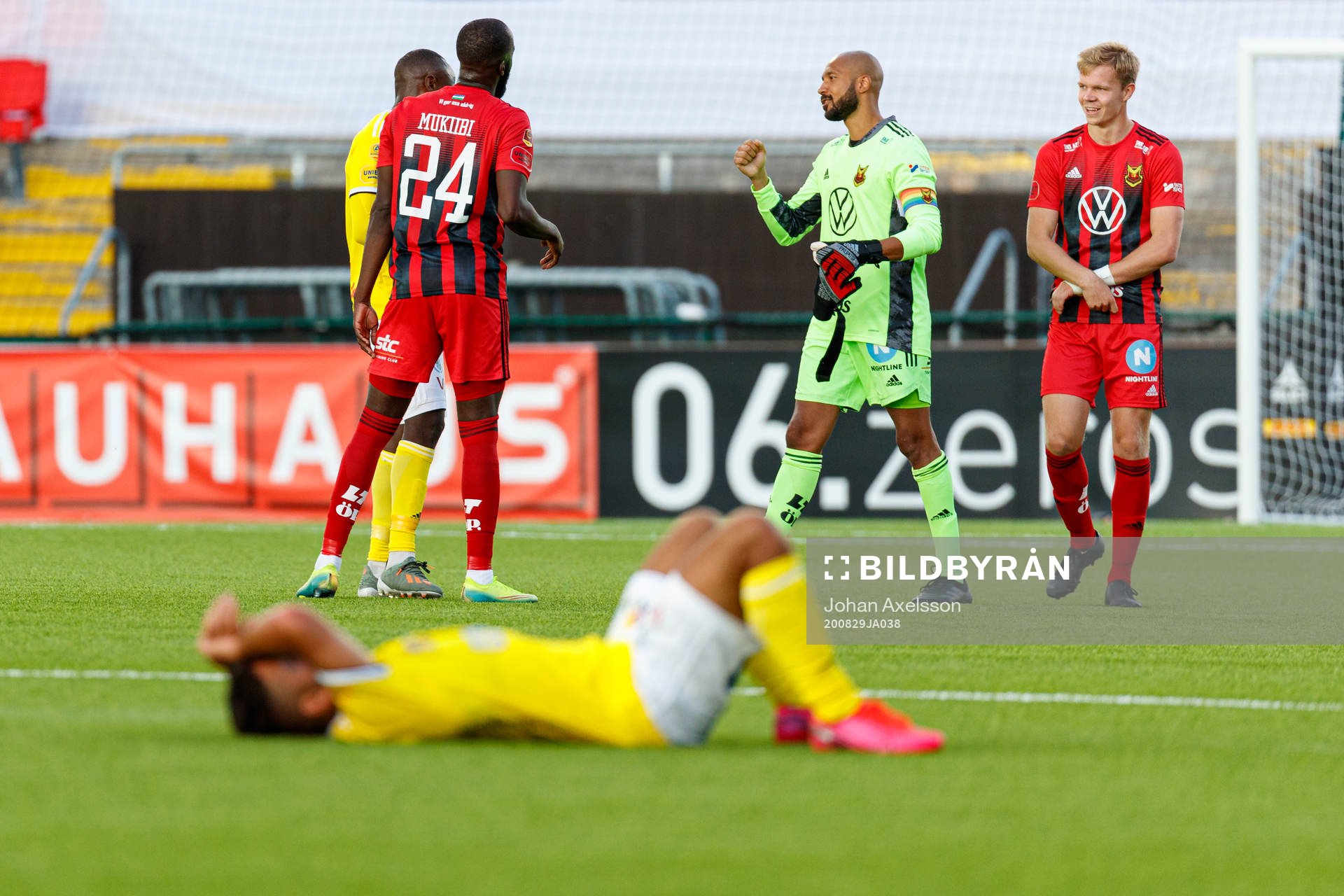 Östersunds Ronald Mukiibi jublar med målvakt Aly Keita