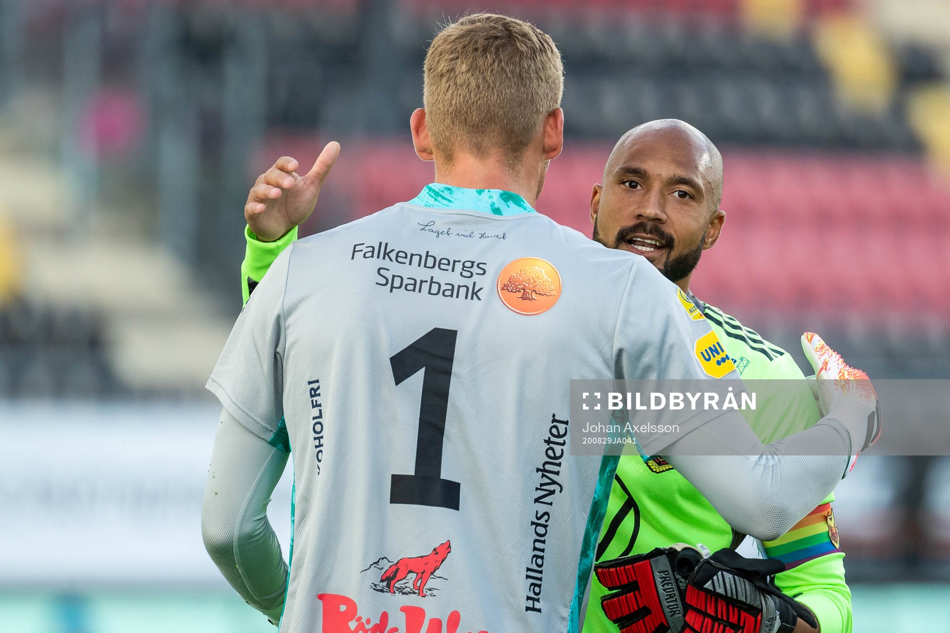 Östersunds målvakt Aly Keita klappar om Falkenbergs