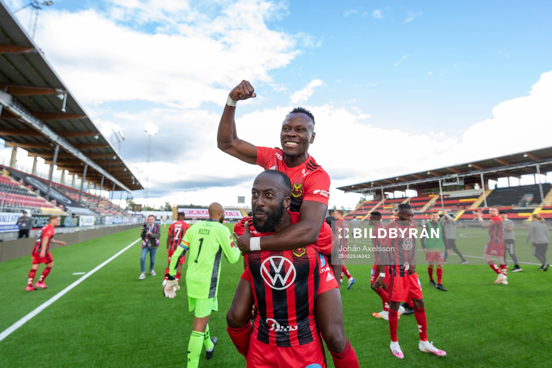 Östersunds Sam Mensiro på Ronald Mukiibis axlar jublar efter fotbollsmatchen i Allsvenskan mellan Östersund och Falkenberg den 29 augusti 2020 i Östersund.