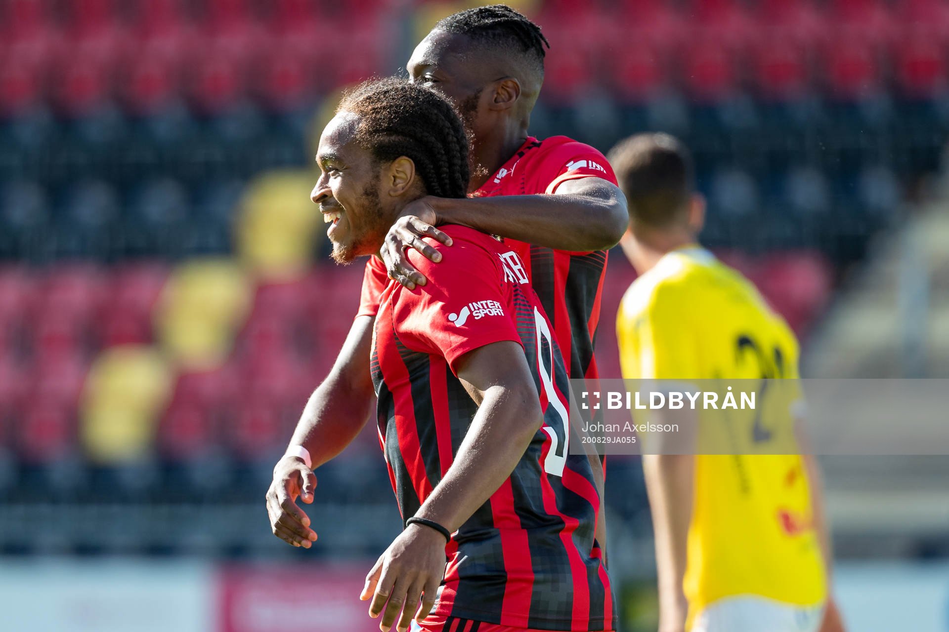 Östersunds Francis Jon-Baptiste gör 1-0 och jublar med
