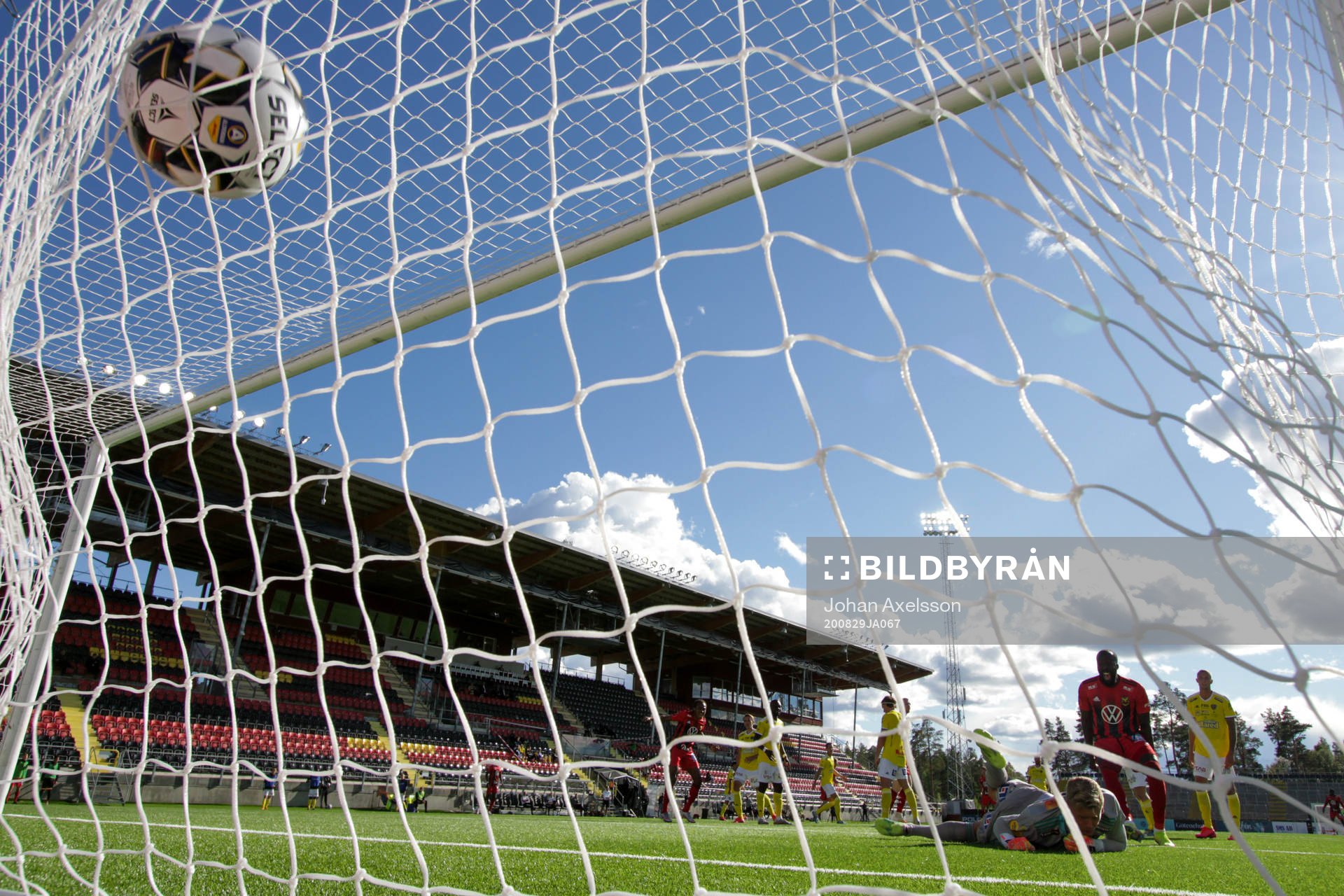 Östersunds Felix Hörberg gör 2-0 bakom Falkenbergs