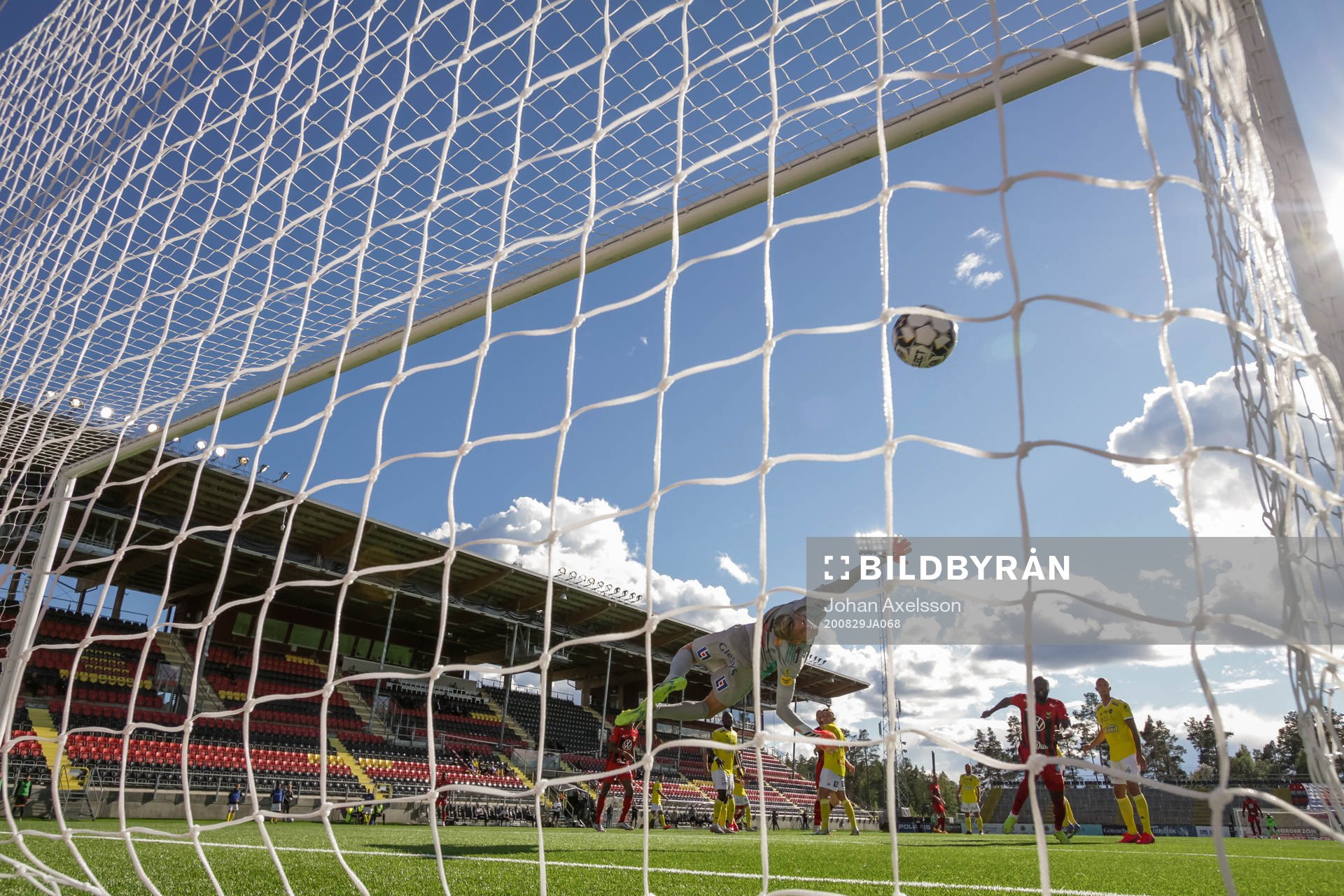 Östersunds  Felix Hörberg 2-0 bakom Falkenbergs målvakt