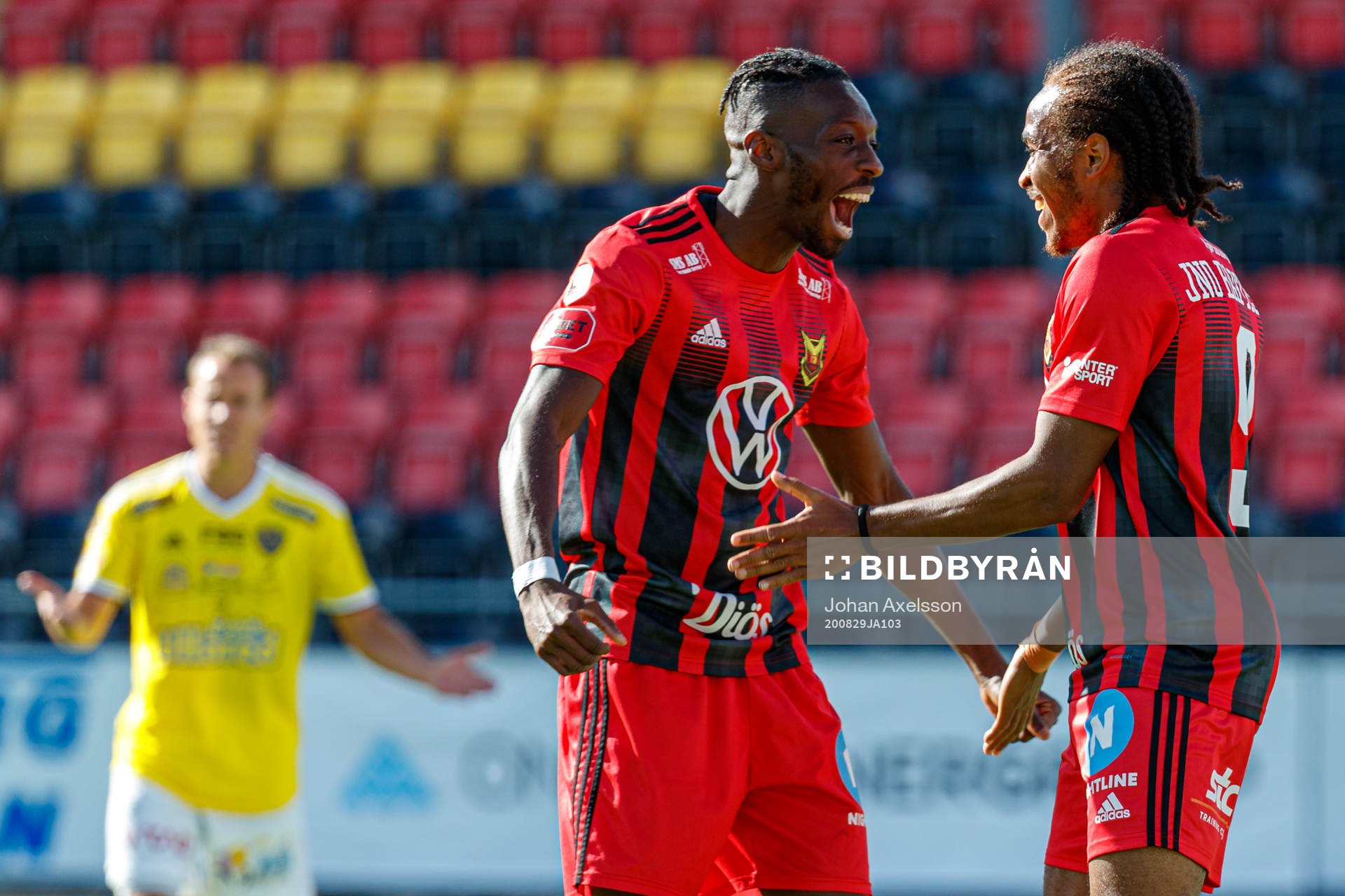 Östersunds Blair Turgott och Francis Jon-Baptiste  jublar