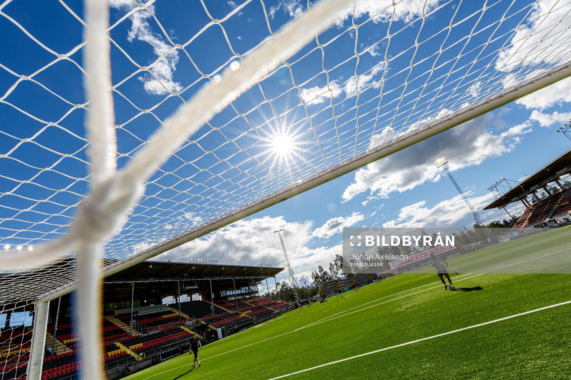 Ett fotbollsmål i motljus