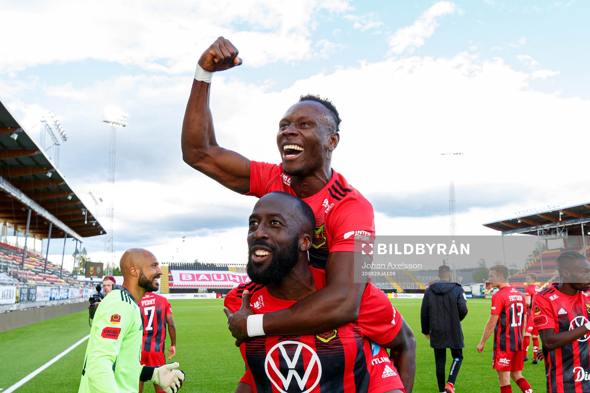 Östersunds Sam Mensiro på Ronald Mukiibis axlar jublar
