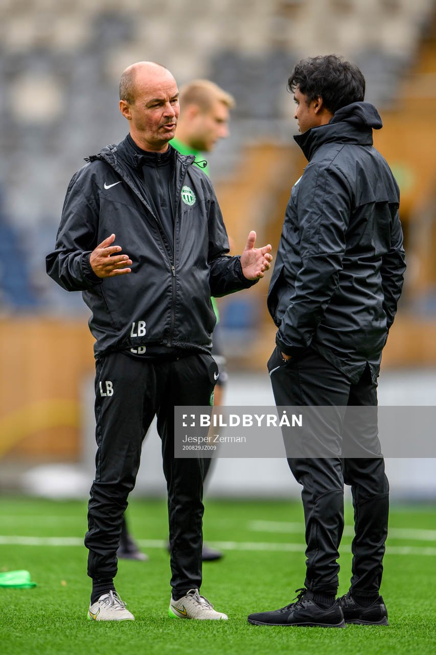 Västerås individuella tränare Leif Berg och assisterande tränare Kalle Karlsson under uppvärmningen inför fotbollsmatchen i Superettan mellan Dalkurd och Västerås SK den 29 augusti 2020 i Uppsala.