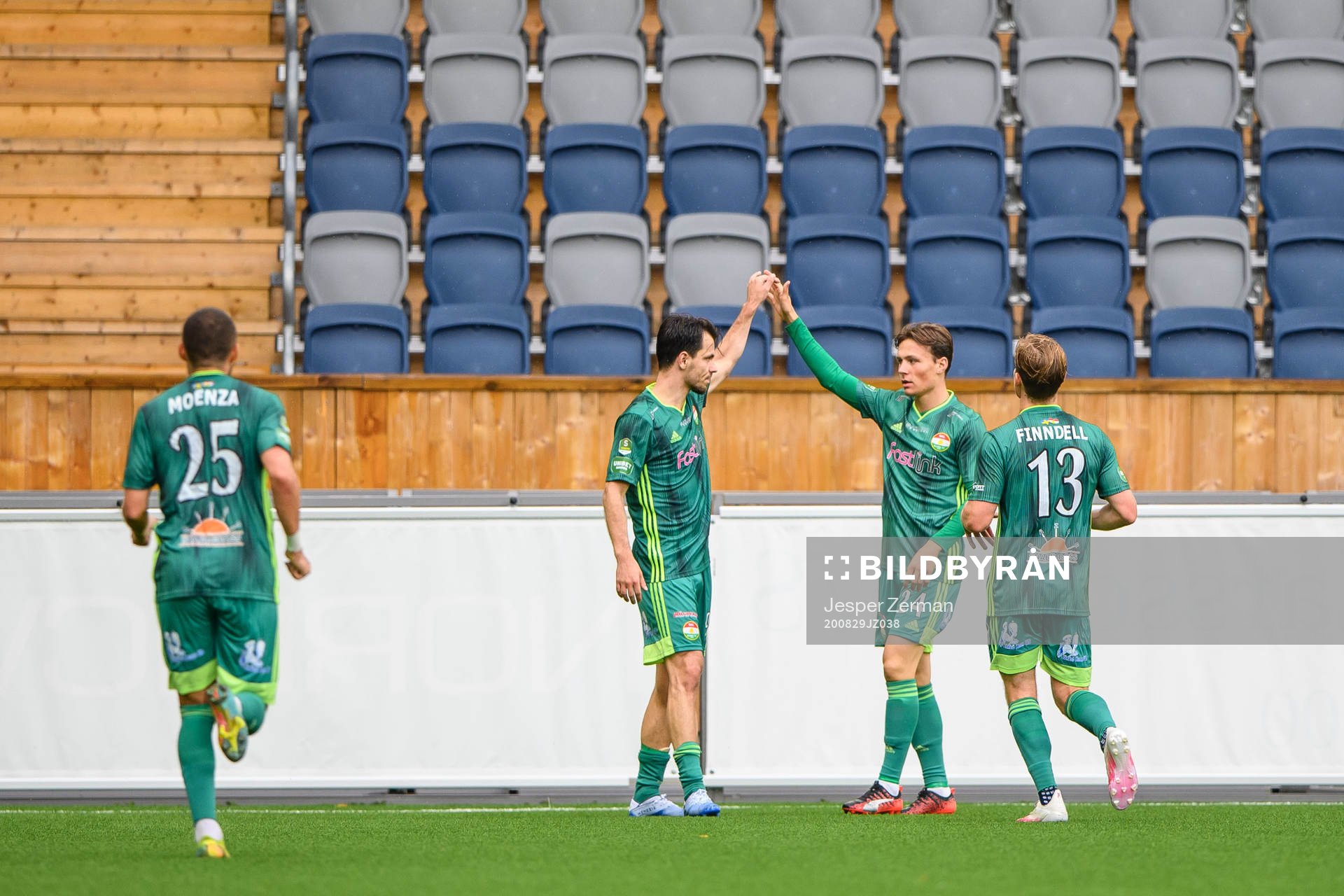 Dalkurds Liridon Selmani jublar med Filip Sjöberg och