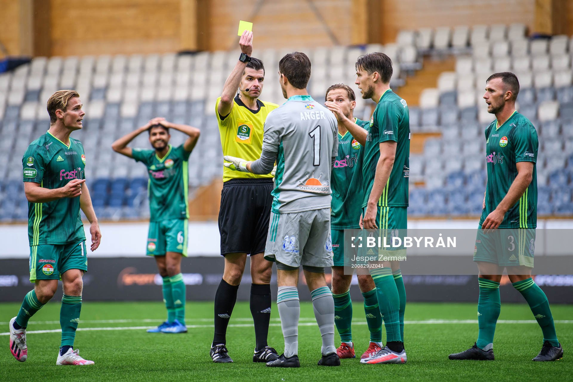 Dalkurds målvakt Filip Anger får en varning av domare