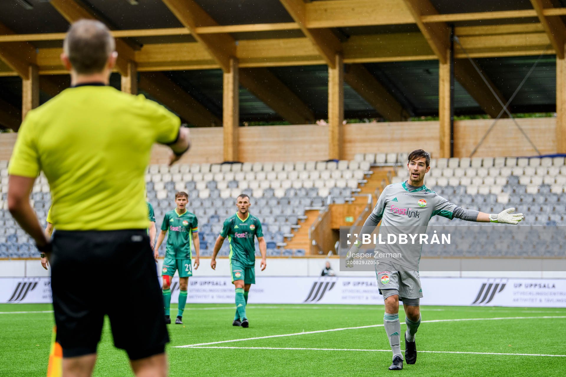 Dalkurds målvakt Filip Anger diskuterar med assisterande