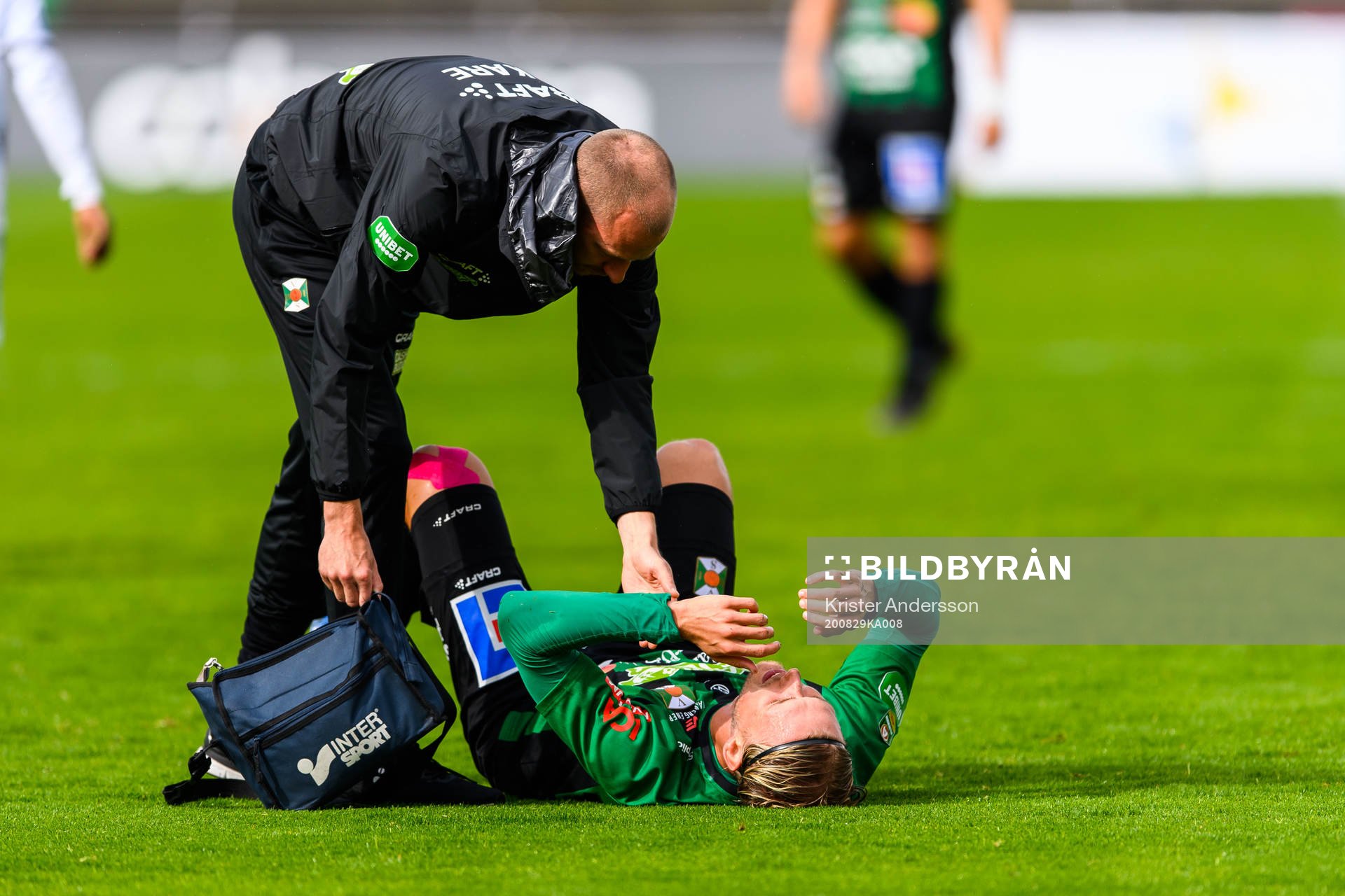 Varbergs Hampus Zachrisson har ont under fotbollsmatchen i Allsvenskan mellan Varberg och Sirius den 29 augusti 2020 i Varberg.