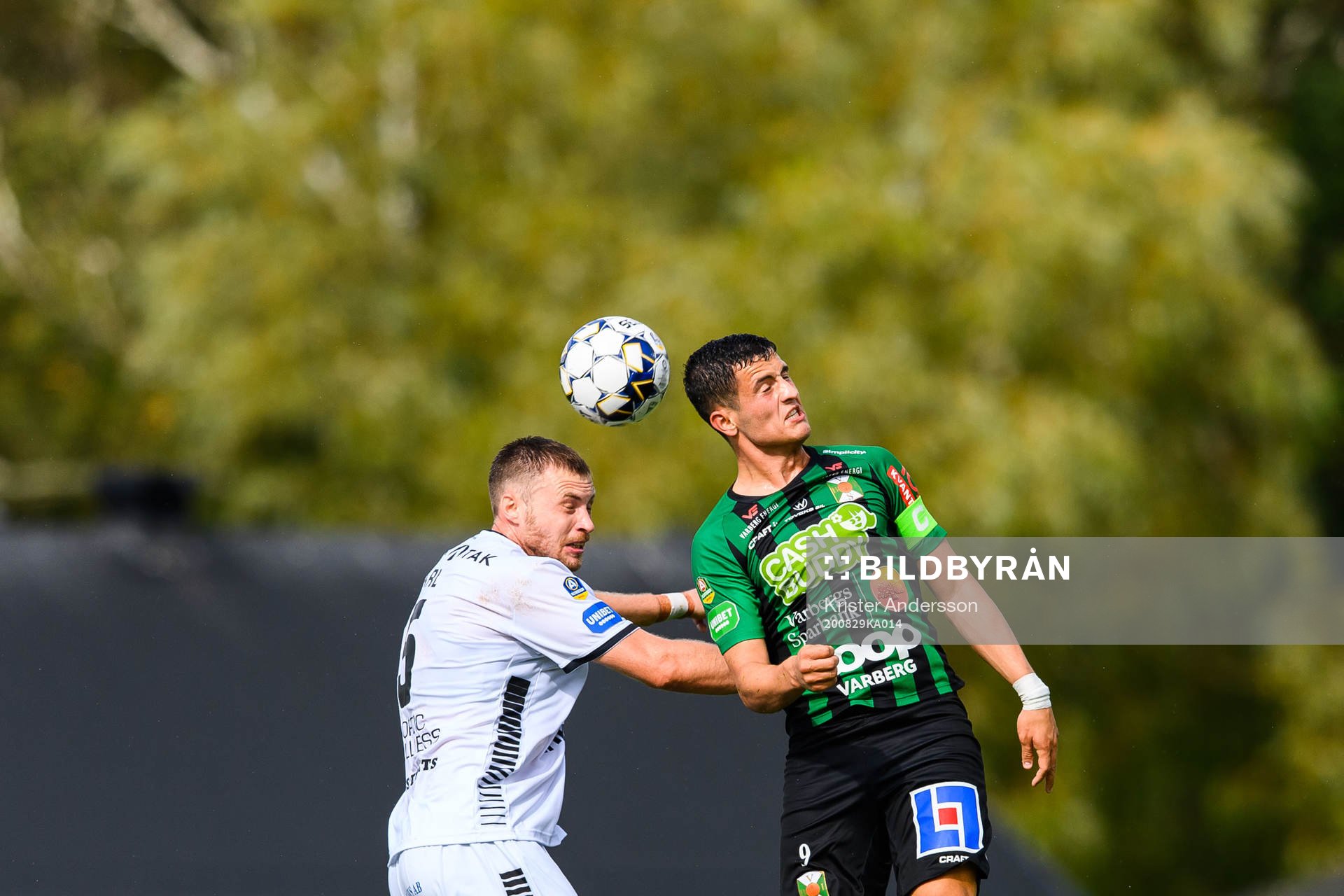 Sirius Daniel Jarl och Varbergs Astrit Selmani under fotbollsmatchen i Allsvenskan mellan Varberg och Sirius den 29 augusti 2020 i Varberg.