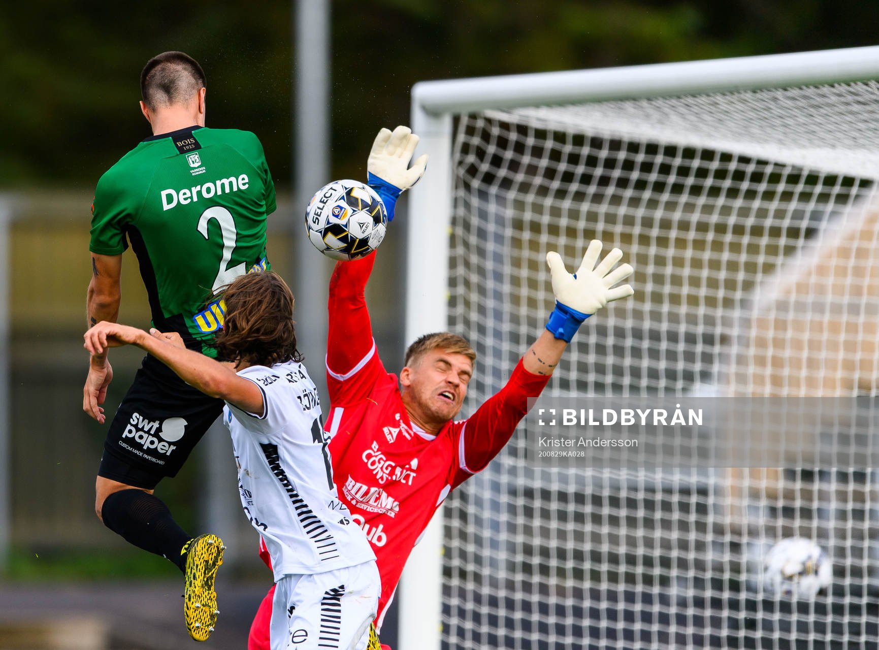 Varbergs Jon Birkfeldt med en nick mot Sirius målvakt
