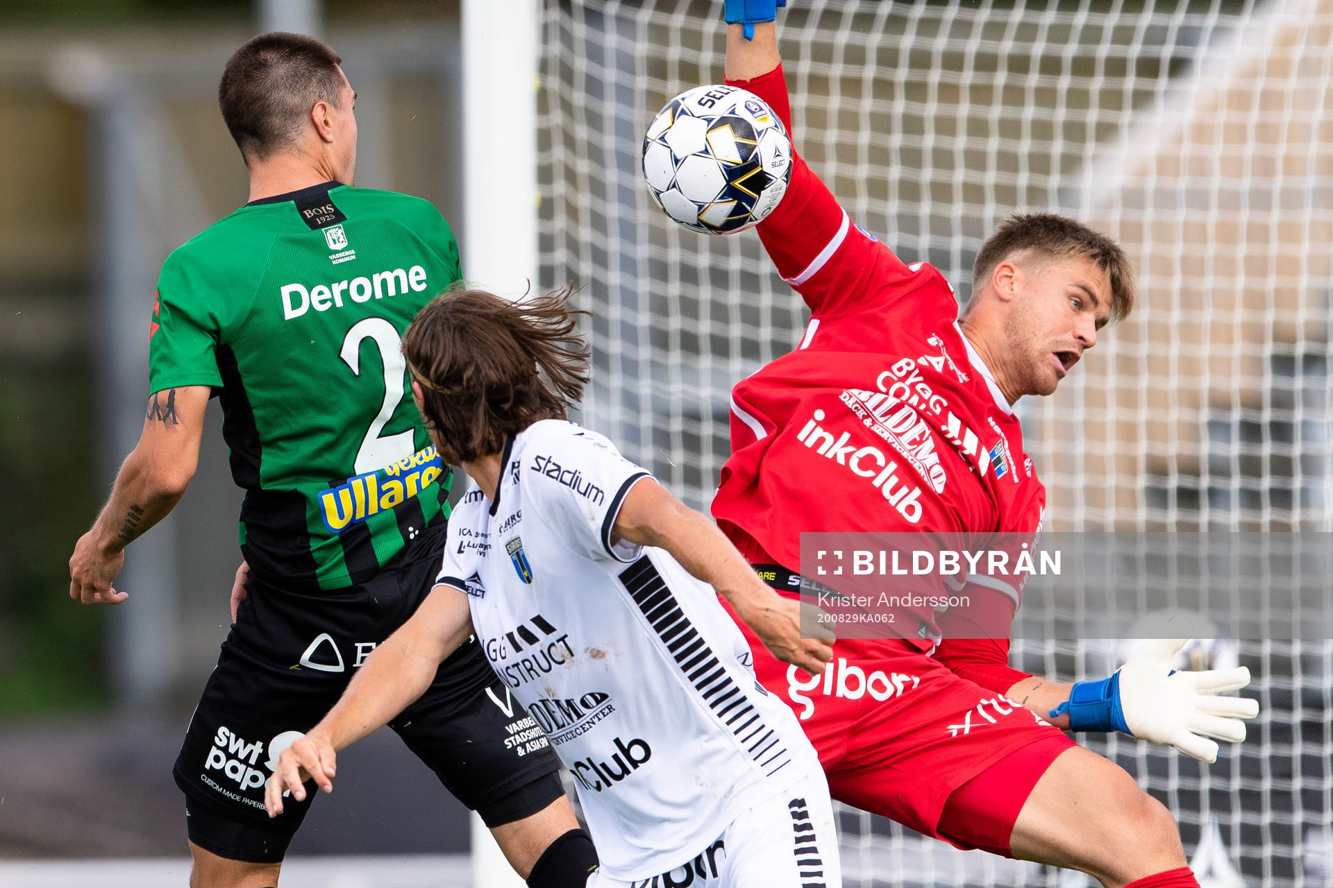 Varbergs Jon Birkfeldt med nick mot Sirius målvakt Lukas