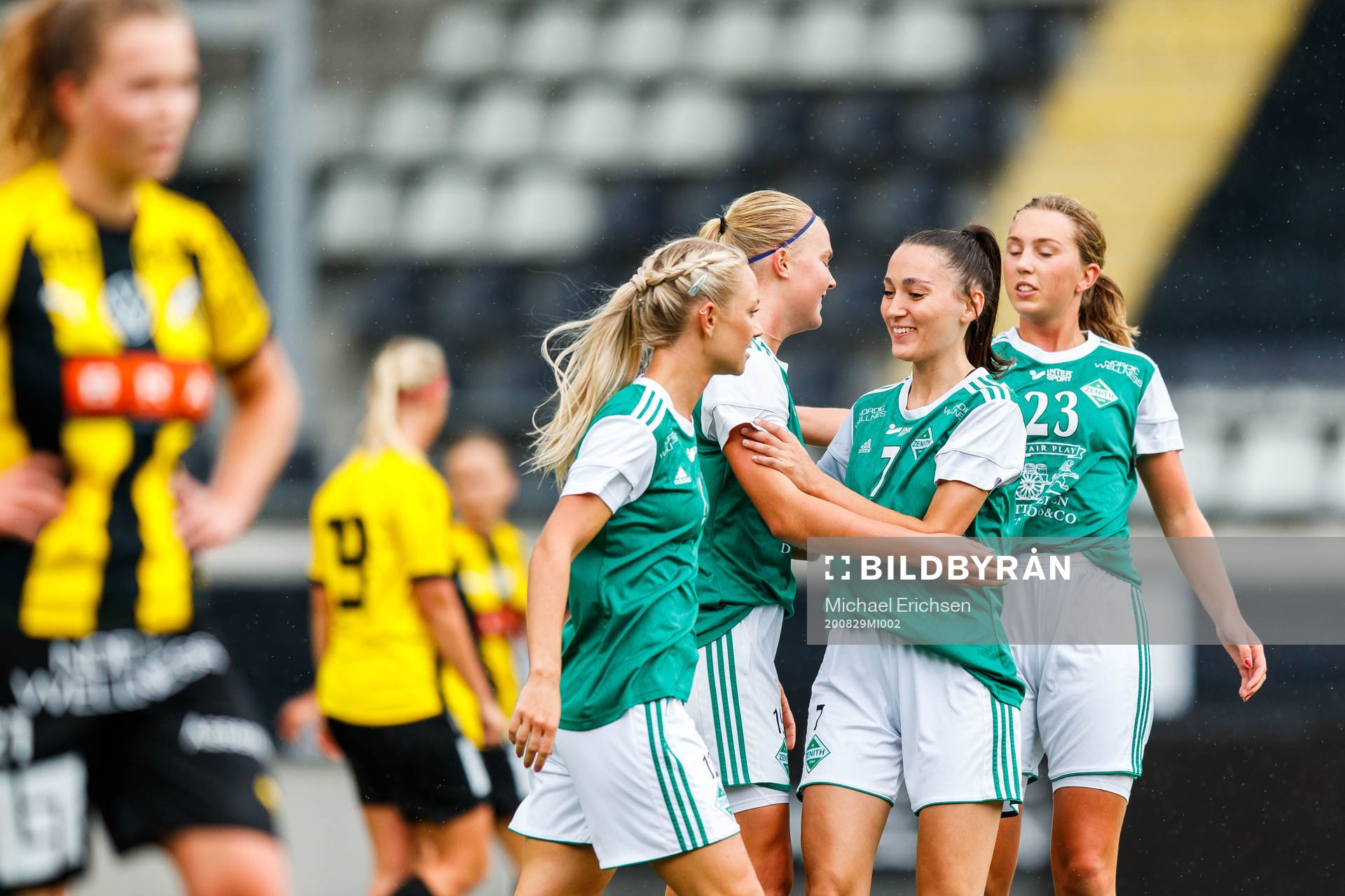 Zeniths Sandra Mannerstråle jublar med lagkamrater efter 0-1 under fotbollsmatchen Division 2 mellan Häcken och Zenith den 29 augusti 2020 i Göteborg.