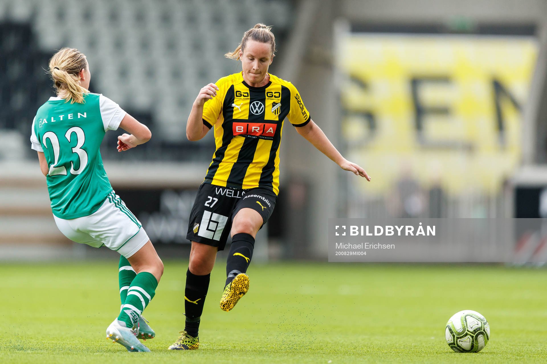 Zeniths Sophia Kellström och Häckens Emelie Pettersson under fotbollsmatchen i Division 2 mellan Häcken och Zenith den 29 augusti 2020 i Göteborg.