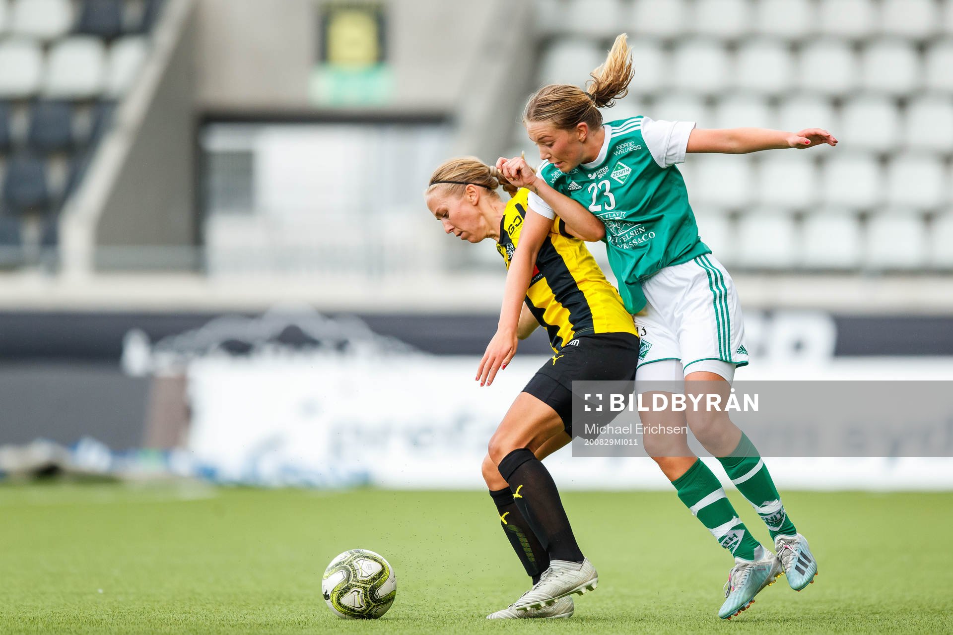 Häckens Malin Hörnberg och Zeniths Sophia Kellström under fotbollsmatchen i Division 2 mellan Häcken och Zenith den 29 augusti 2020 i Göteborg.