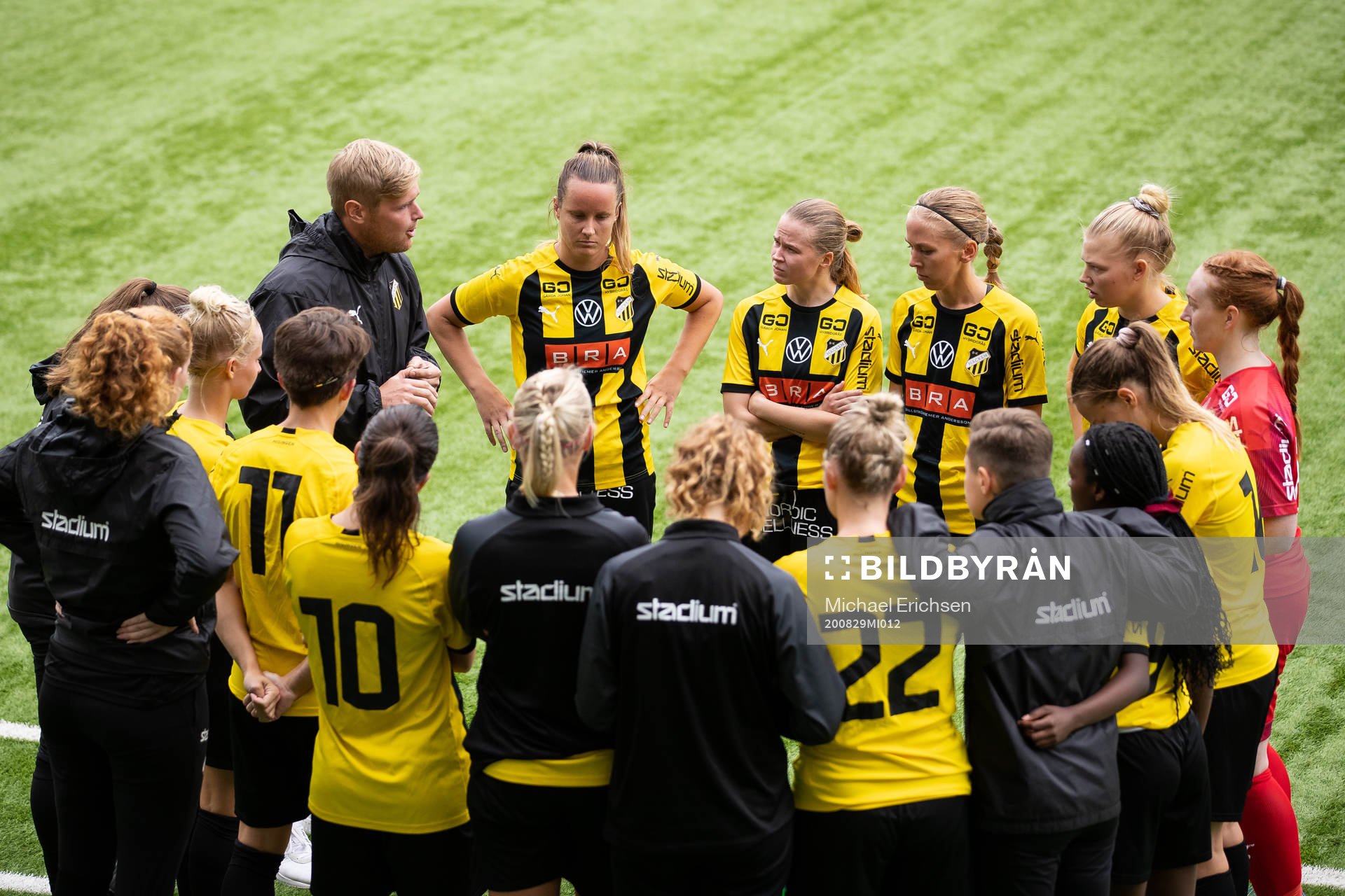 Häcken samlade innan andra halvleken av fotbollsmatchen
