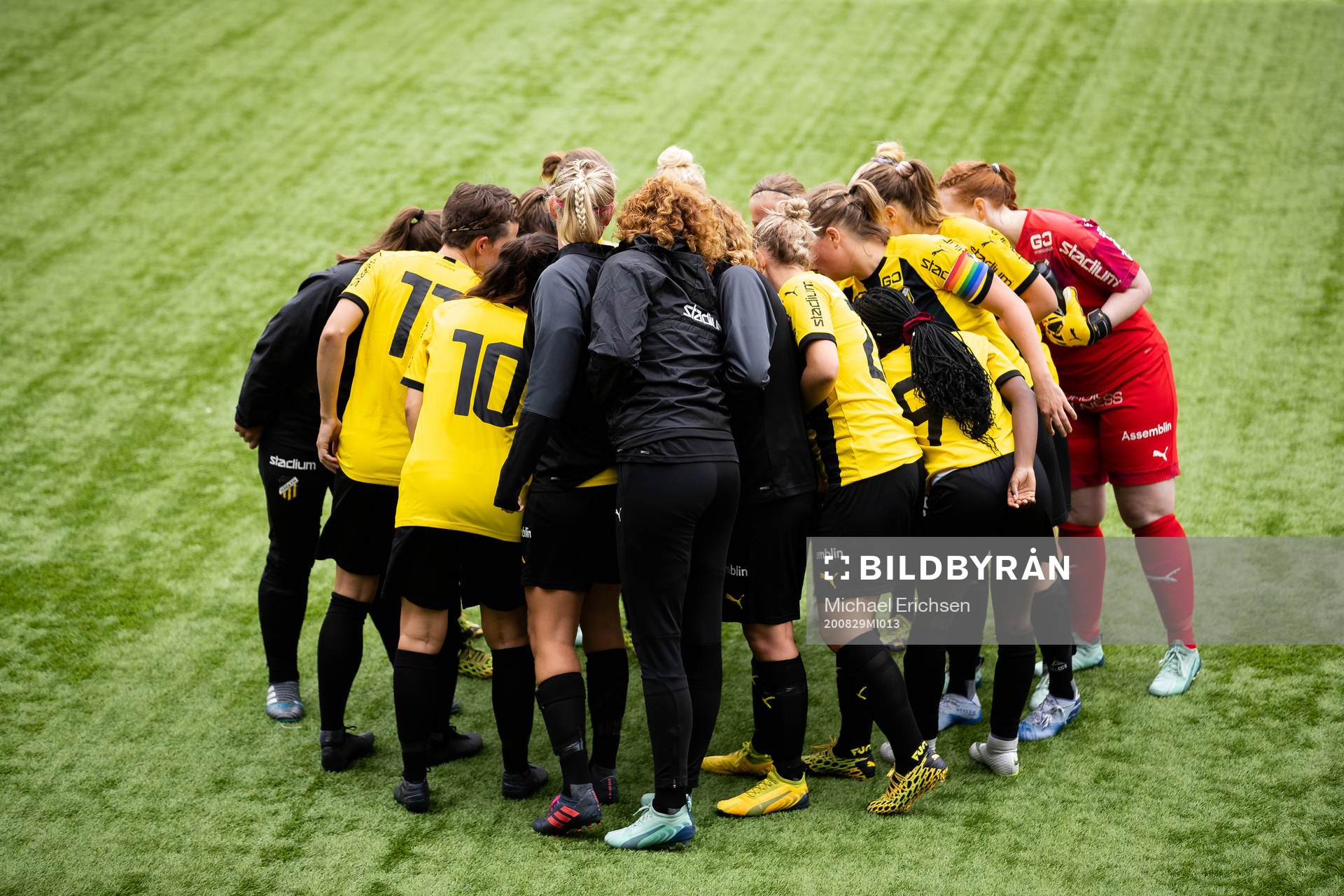 Häcken samlade innan andra halvleken av fotbollsmatchen