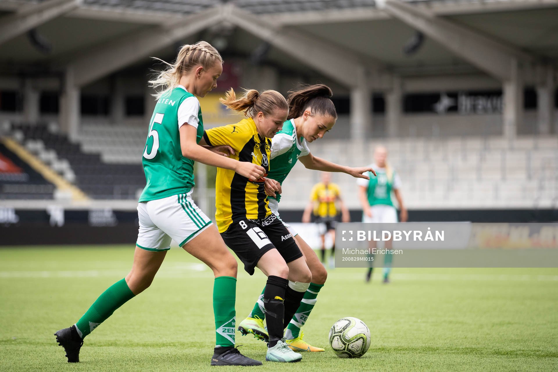 Zeniths Ella Baldebo och Ayse Kurt mot Häckens Hanna Ljunggren Moilanen under fotbollsmatchen Division 2 mellan Häcken och Zenith den 29 augusti 2020 i Göteborg.
