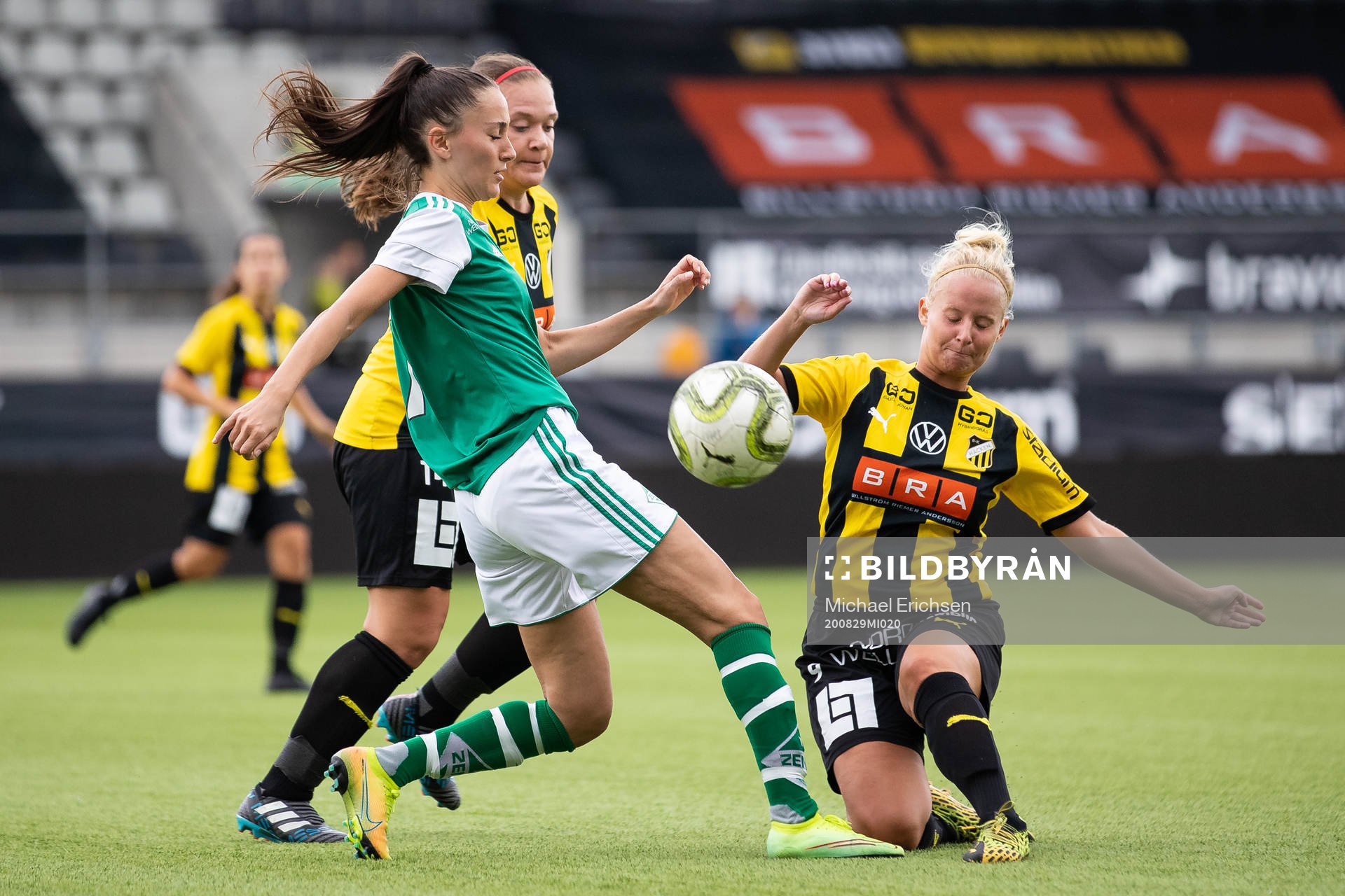 Zeniths Ayse Kurt och Häckens Linnea Tibatt under fotbollsmatchen Division 2 mellan Häcken och Zenith den 29 augusti 2020 i Göteborg.