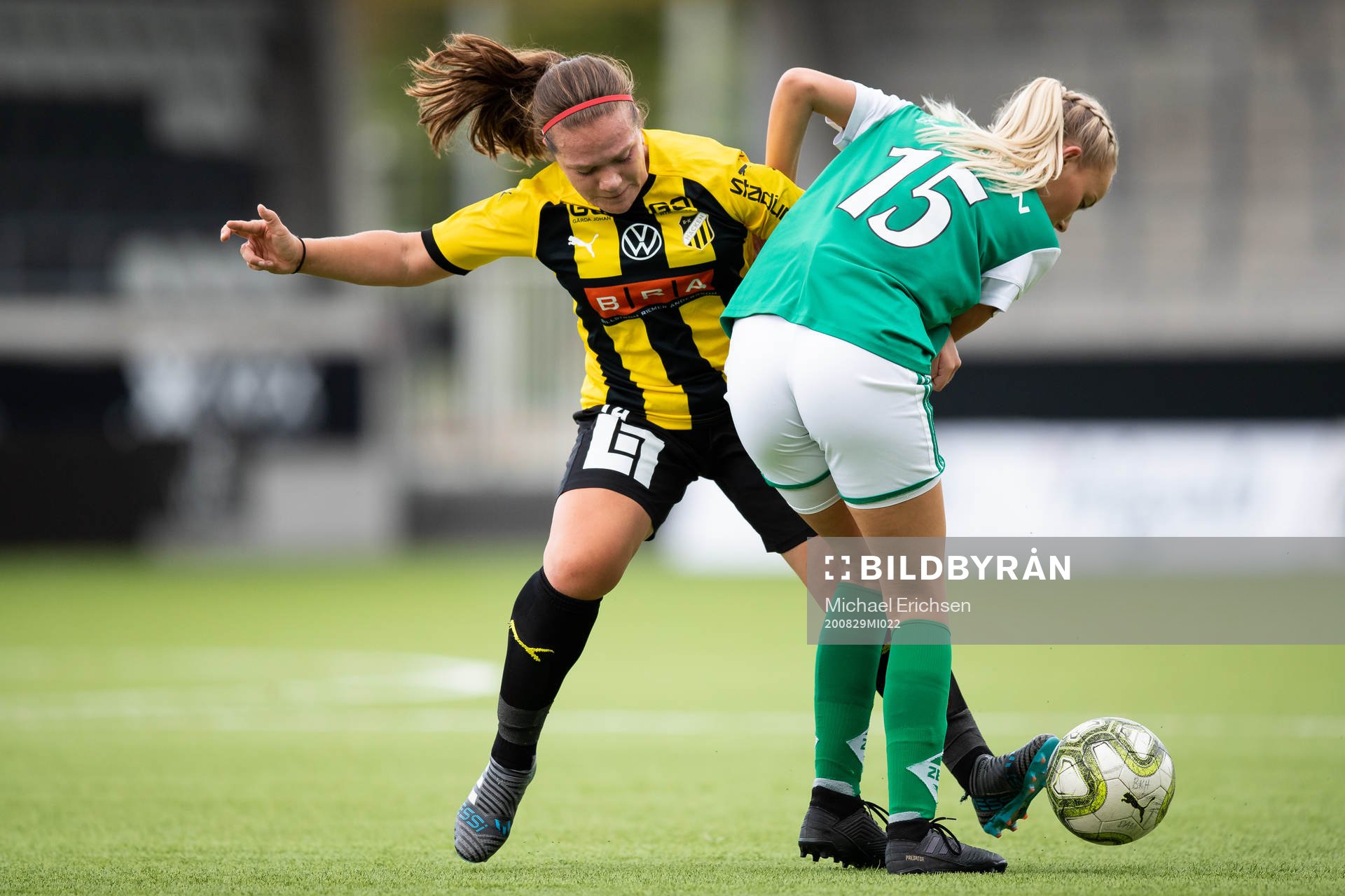 Häckens Astrid Hedeås och Zeniths Ella Baldebo under fotbollsmatchen Division 2 mellan Häcken och Zenith den 29 augusti 2020 i Göteborg.