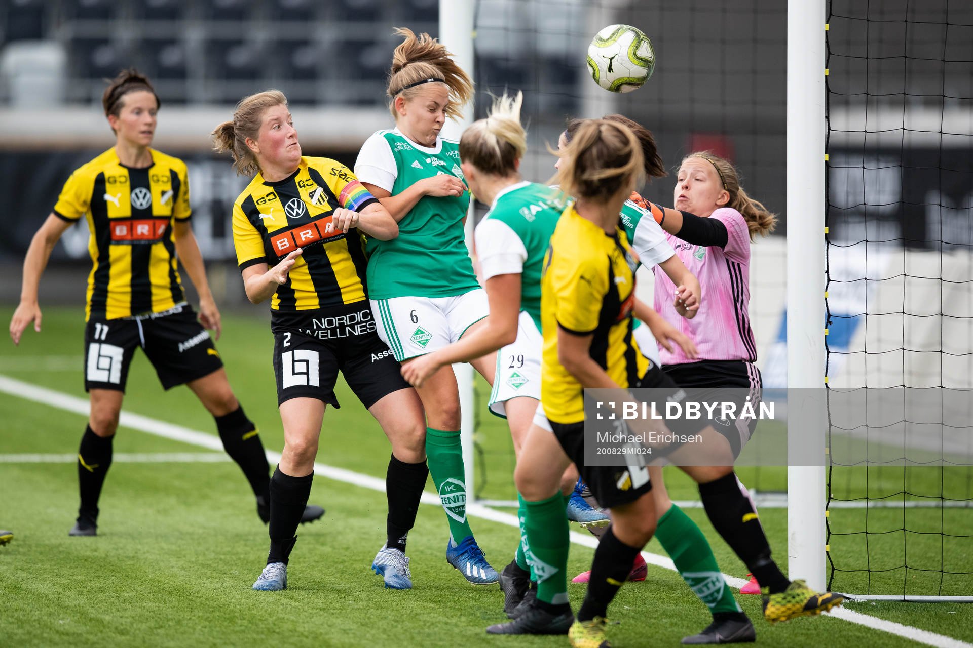 Häckens Josefin Hansson och Zeniths Karin Andersson i kamp