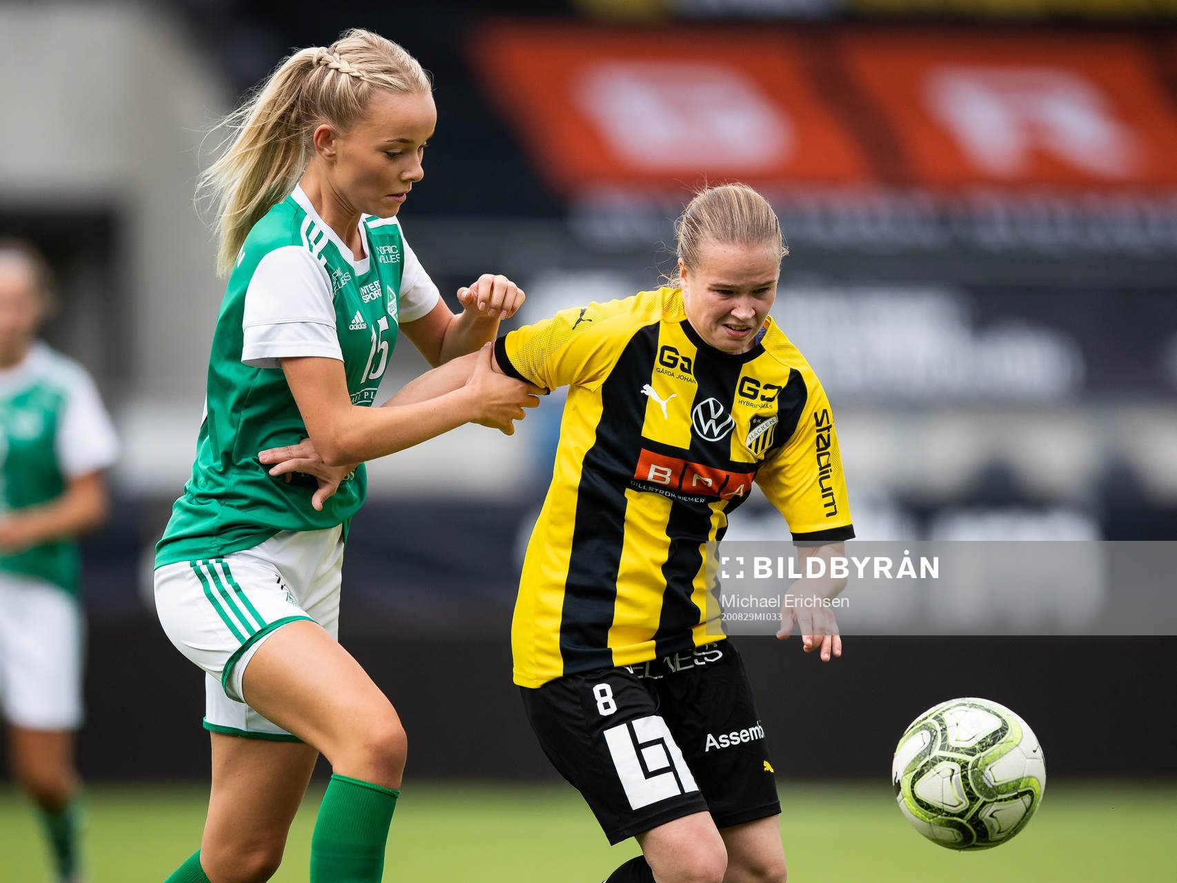 Zeniths Ella Baldebo och Häckens Hanna Ljunggren Moilanen under fotbollsmatchen Division 2 mellan Häcken och Zenith den 29 augusti 2020 i Göteborg.