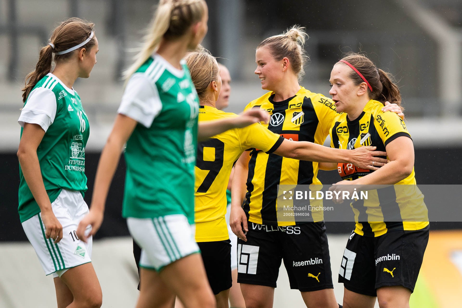Häckens Astrid Hedeås jublar med lagkamrater efter reducering till 1-4 under fotbollsmatchen Division 2 mellan Häcken och Zenith den 29 augusti 2020 i Göteborg.