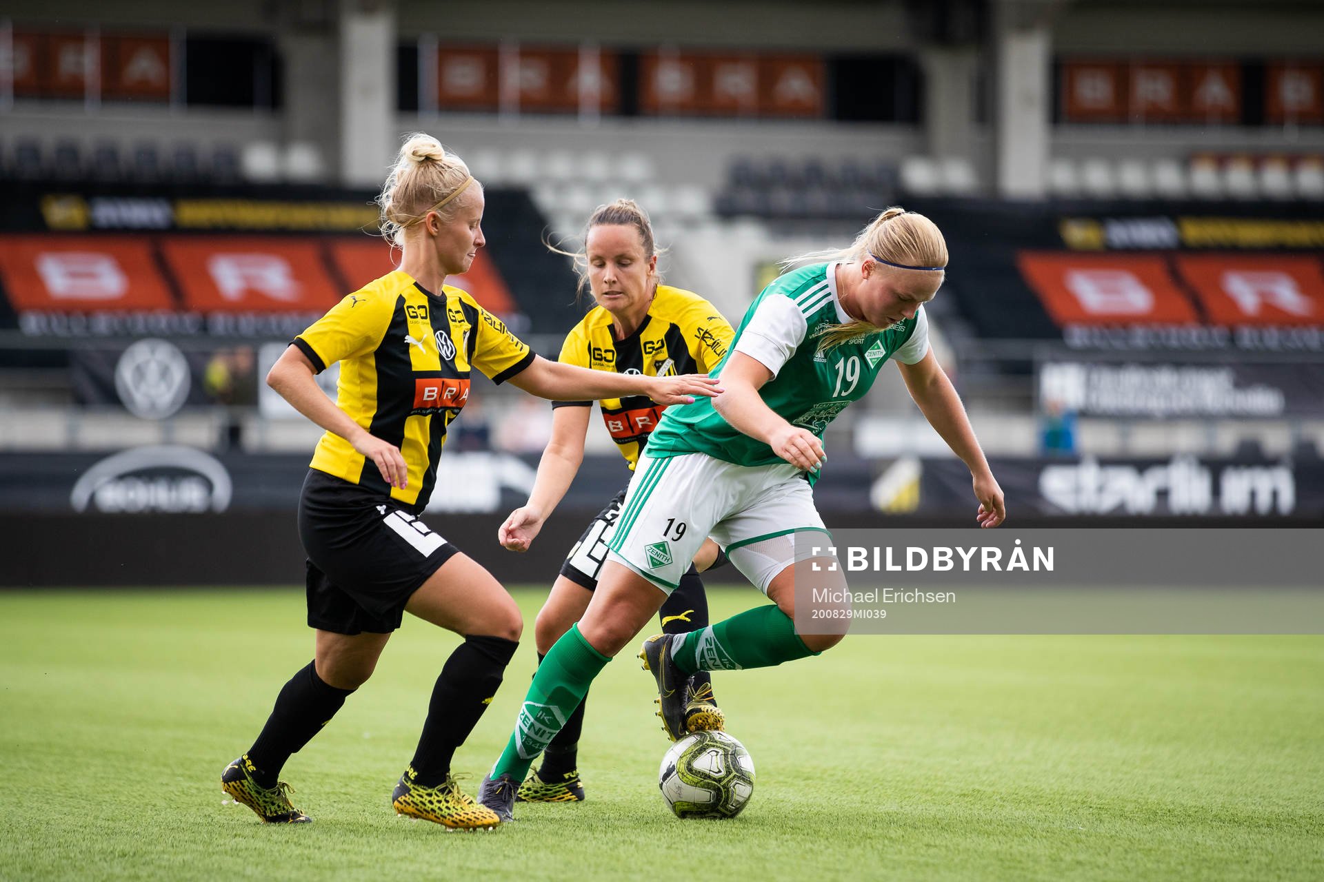 Häckens Linnea Tibatt och Emelie Pettersson mot Zeniths Sandra Mannerstråle under fotbollsmatchen Division 2 mellan Häcken och Zenith den 29 augusti 2020 i Göteborg.