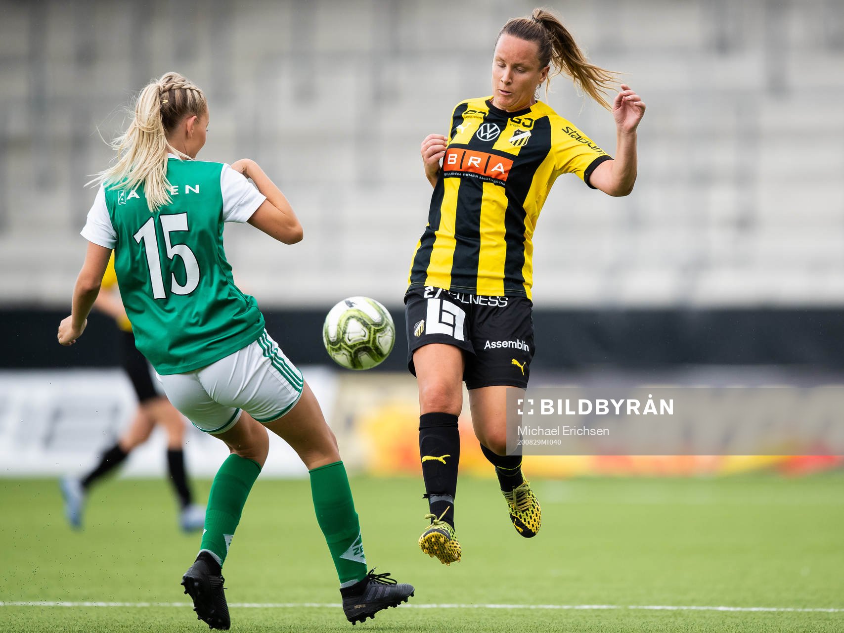 Zeniths Ella Baldebo och Häckens Emelie Pettersson under fotbollsmatchen Division 2 mellan Häcken och Zenith den 29 augusti 2020 i Göteborg.
