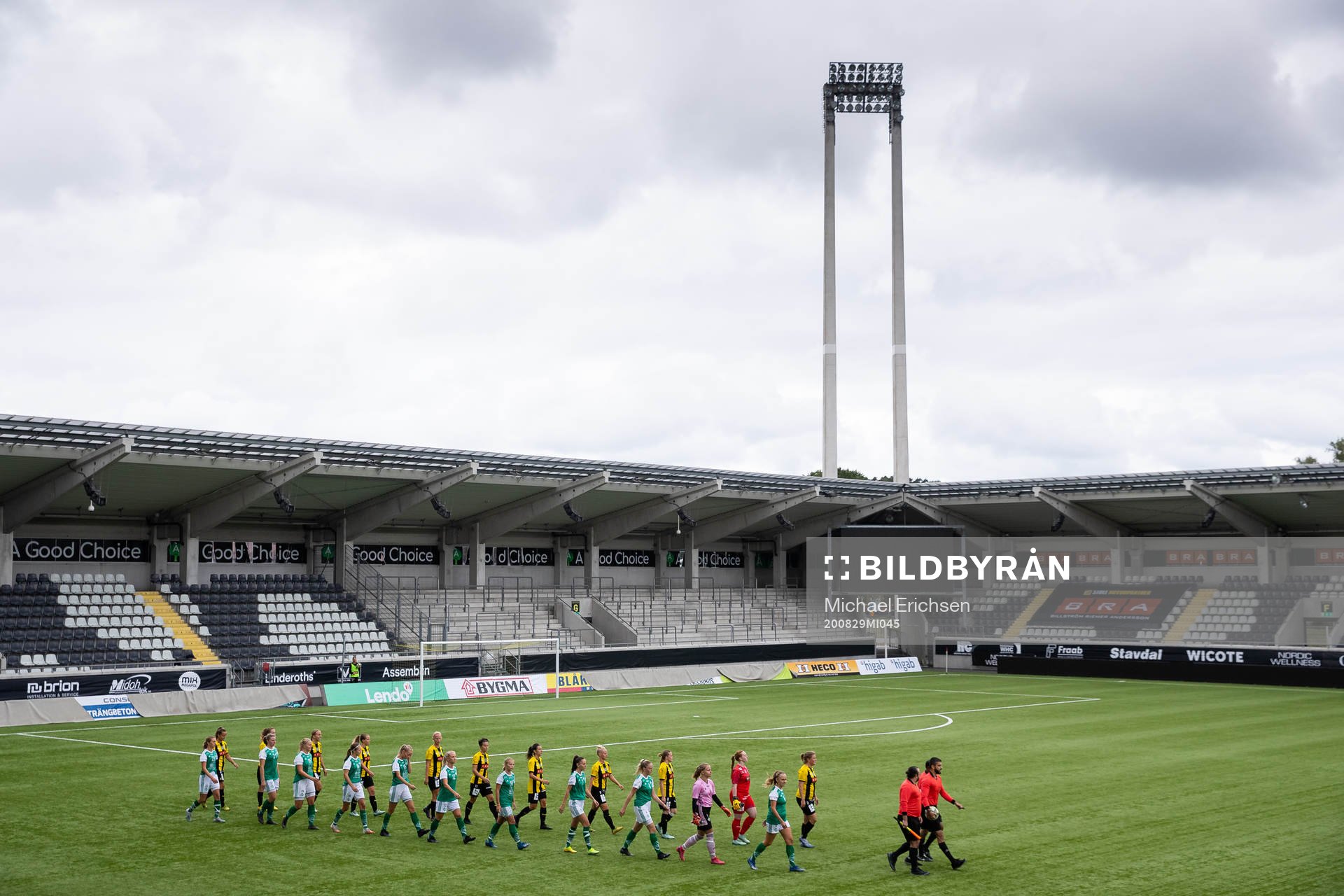 Lagen på väg in till line up innan fotbollsmatchen